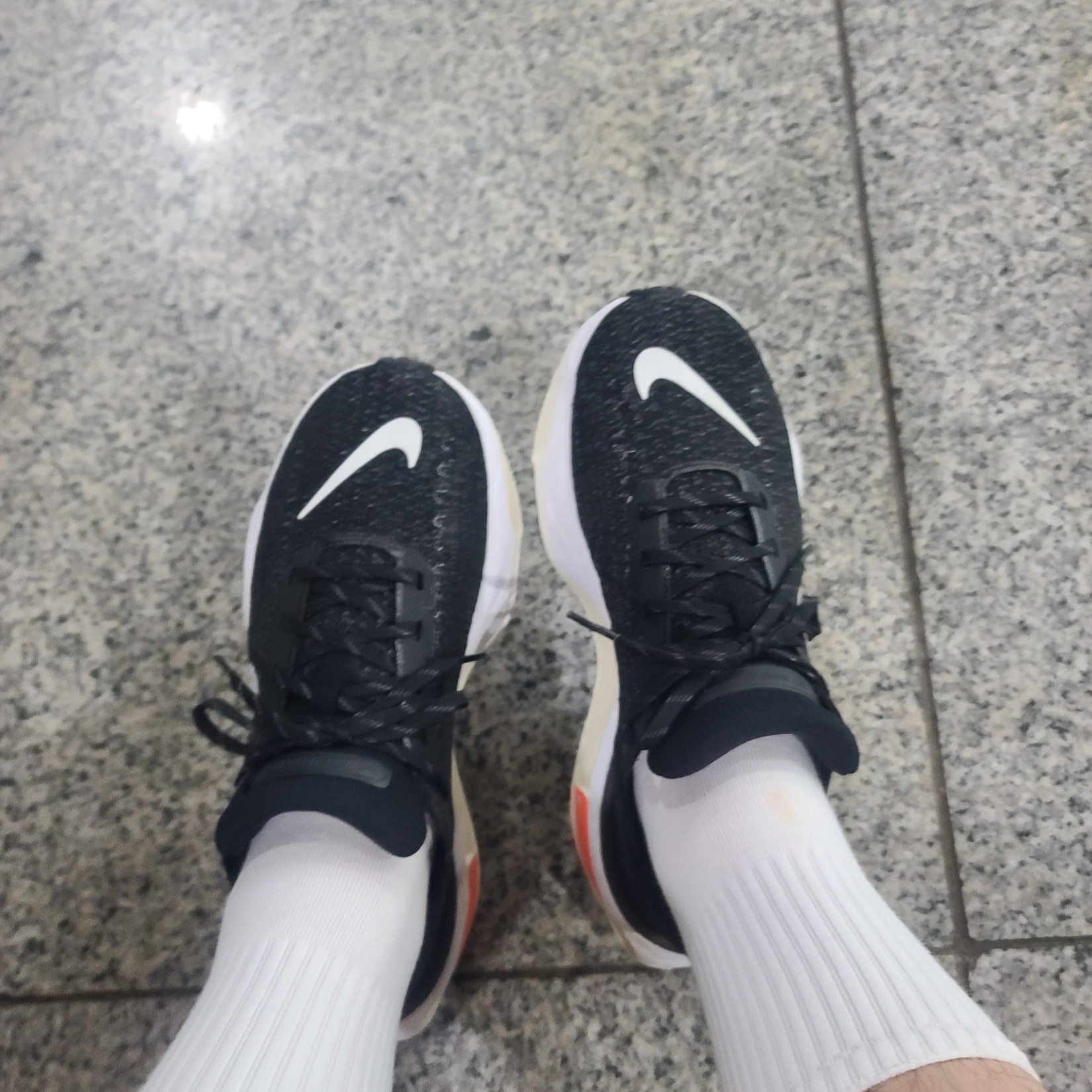Nike ZoomX Invincible Run Flyknit 3 Black White 착용 스타일