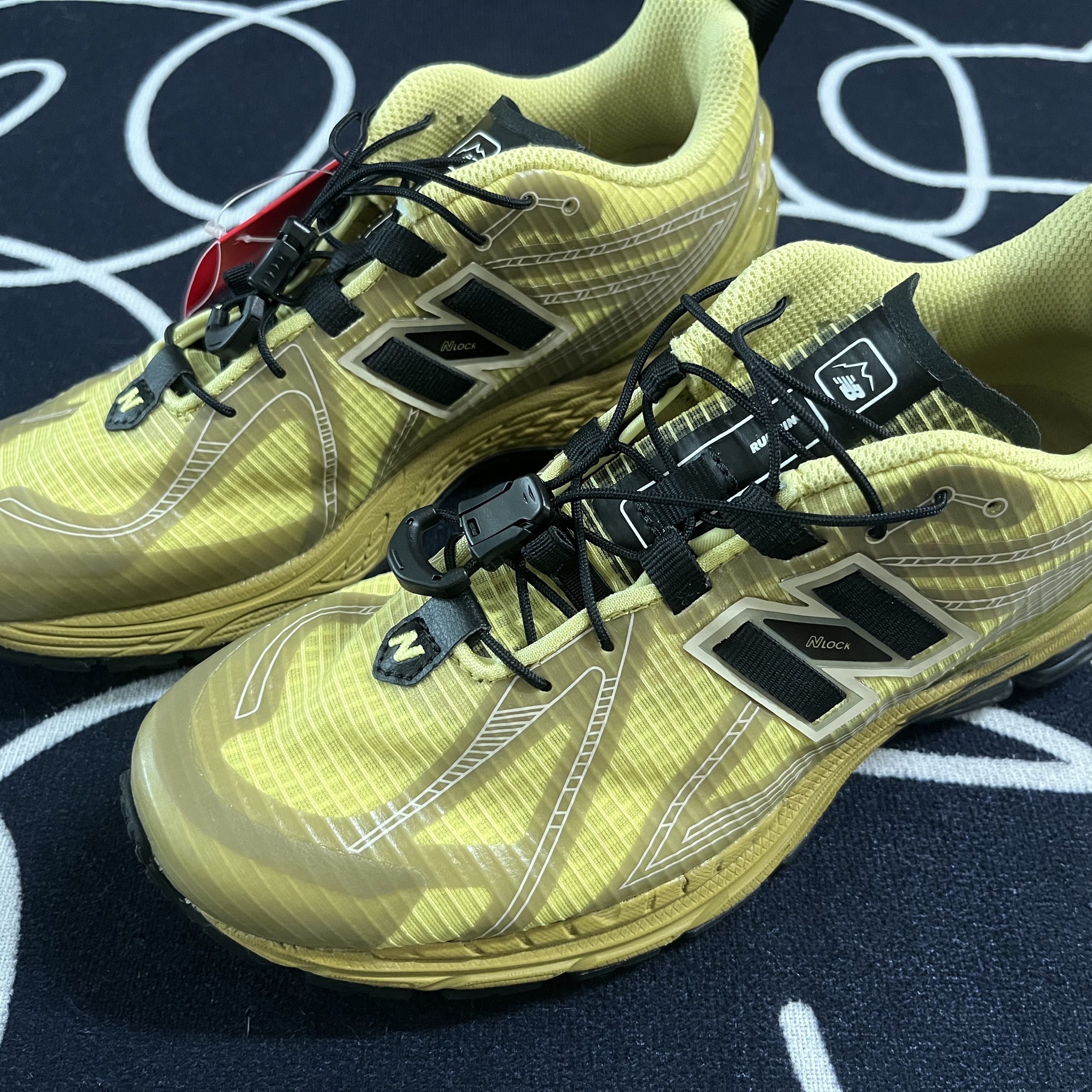 New Balance x Cayl 1906R Yellow 착용 스타일 - 3