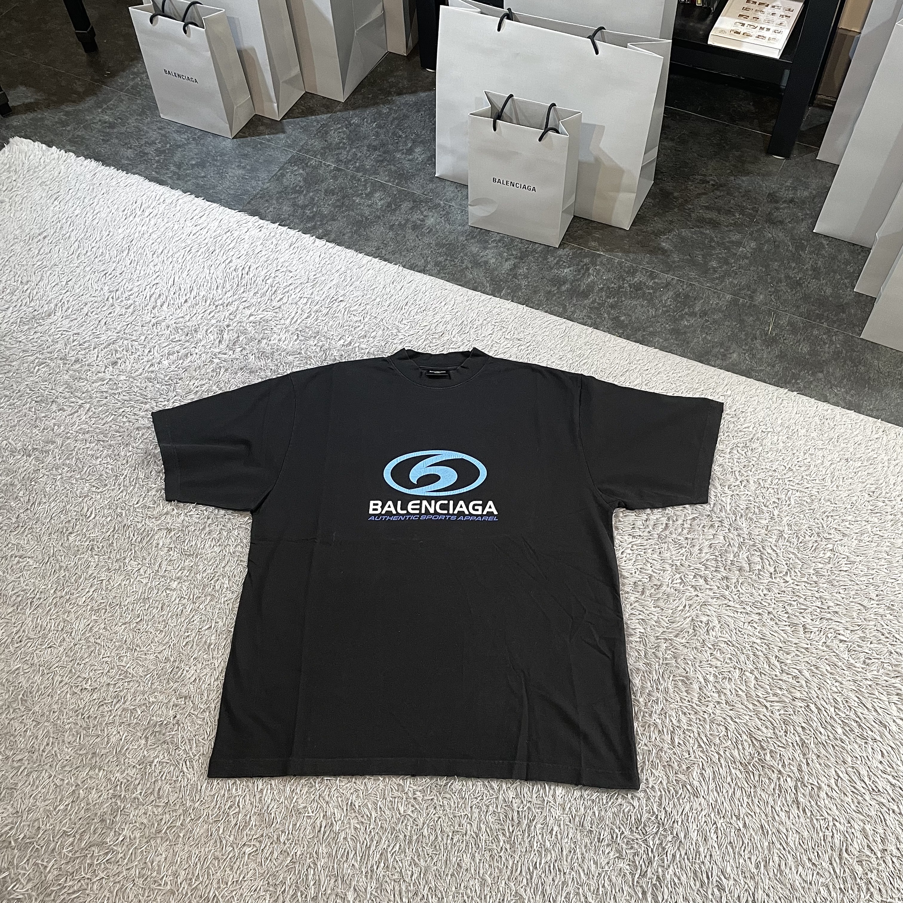 Balenciaga Surfer Cracked Logo T-Shirt Black Blue, Balenciaga Oversized Baggy Pants Light Blue 착용 스타일 - 2