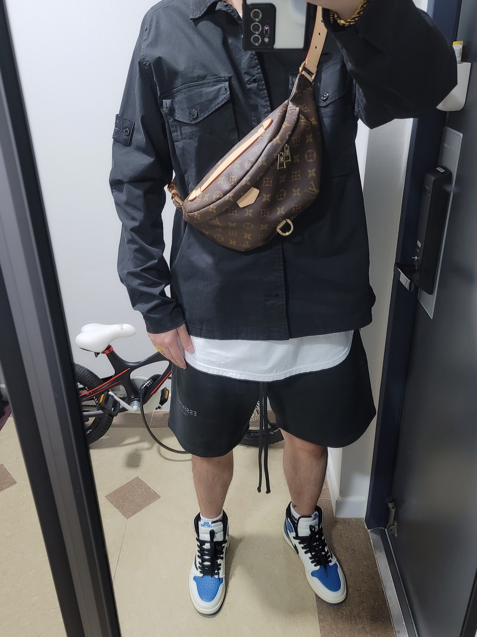Louis Vuitton Bumbag Monogram, Jordan 1 x Travis Scott x Fragment Retro High OG SP Military Blue 착용 스타일
