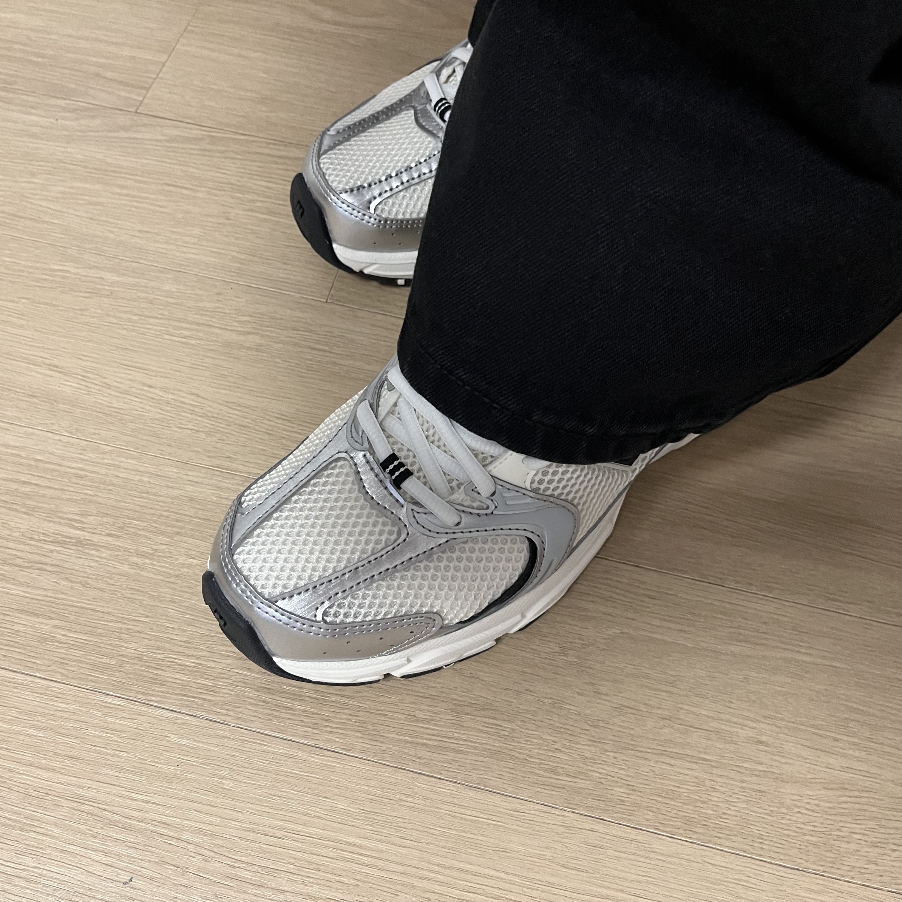 New Balance 530 Angora Cream Silver 착용 스타일