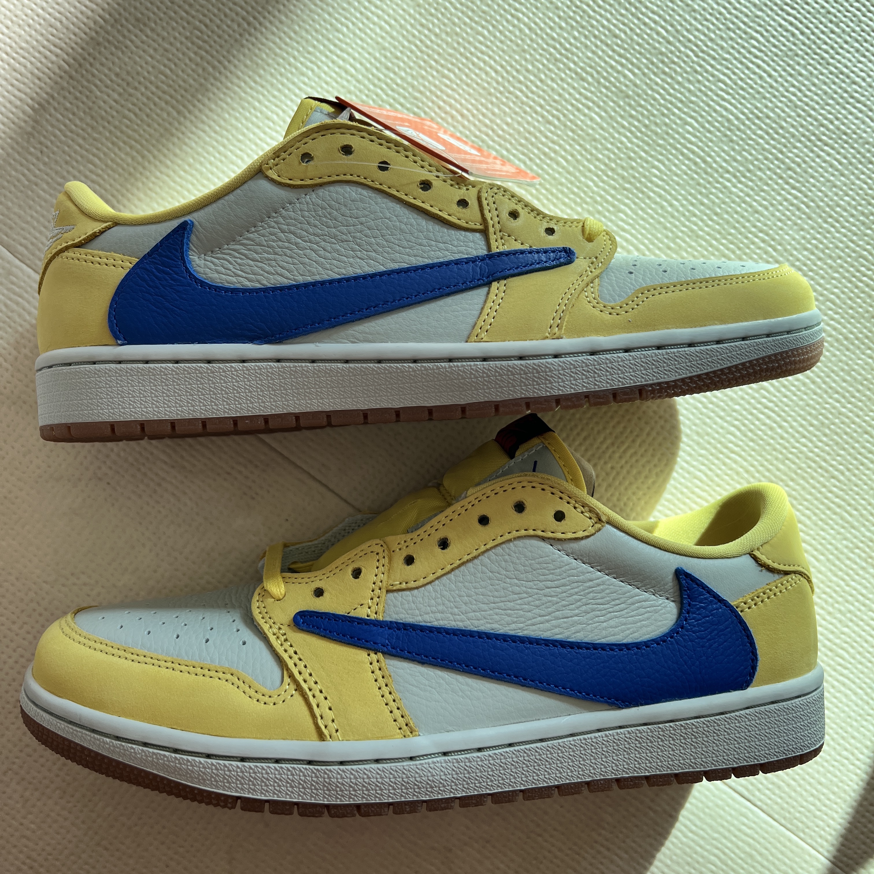 (W) Jordan 1 x Travis Scott Retro Low OG SP Canary 착용 스타일 - 2