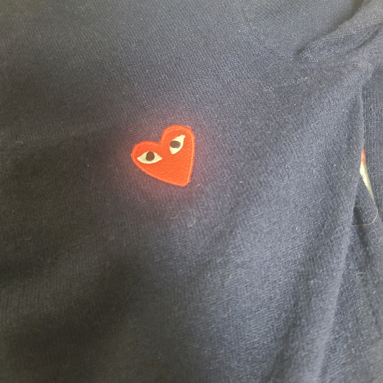 Play Comme des Garcons Red Heart Knit Cardigan Navy 착용 스타일 - 2
