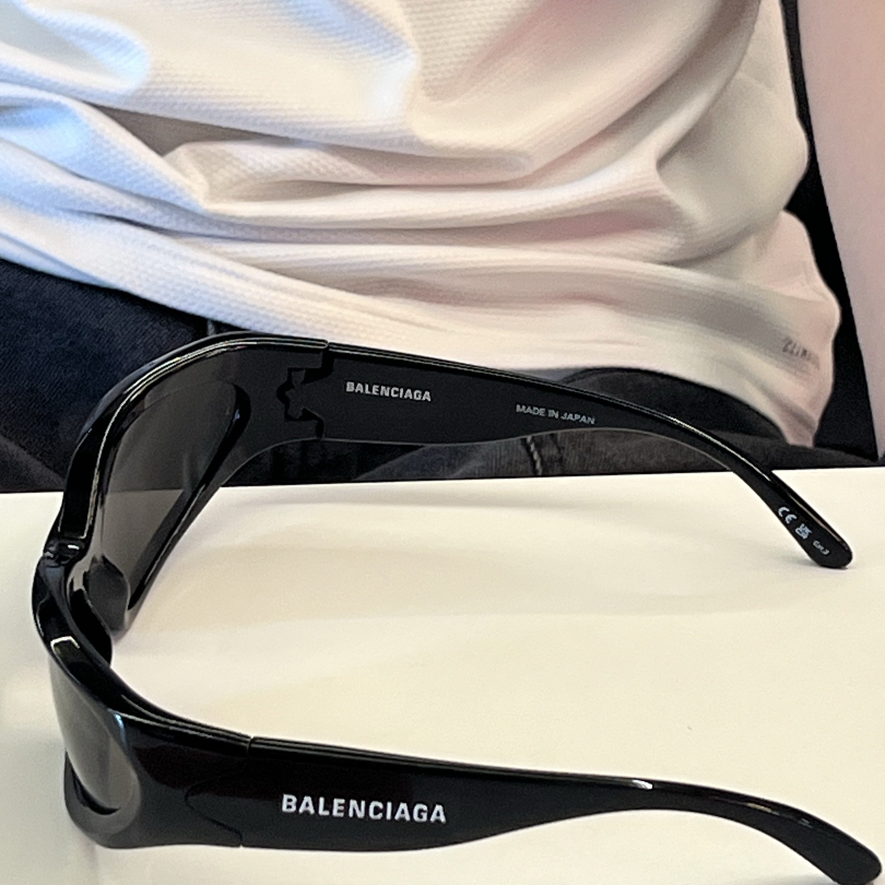 Balenciaga Swift Oval Sunglasses Black 착용 스타일