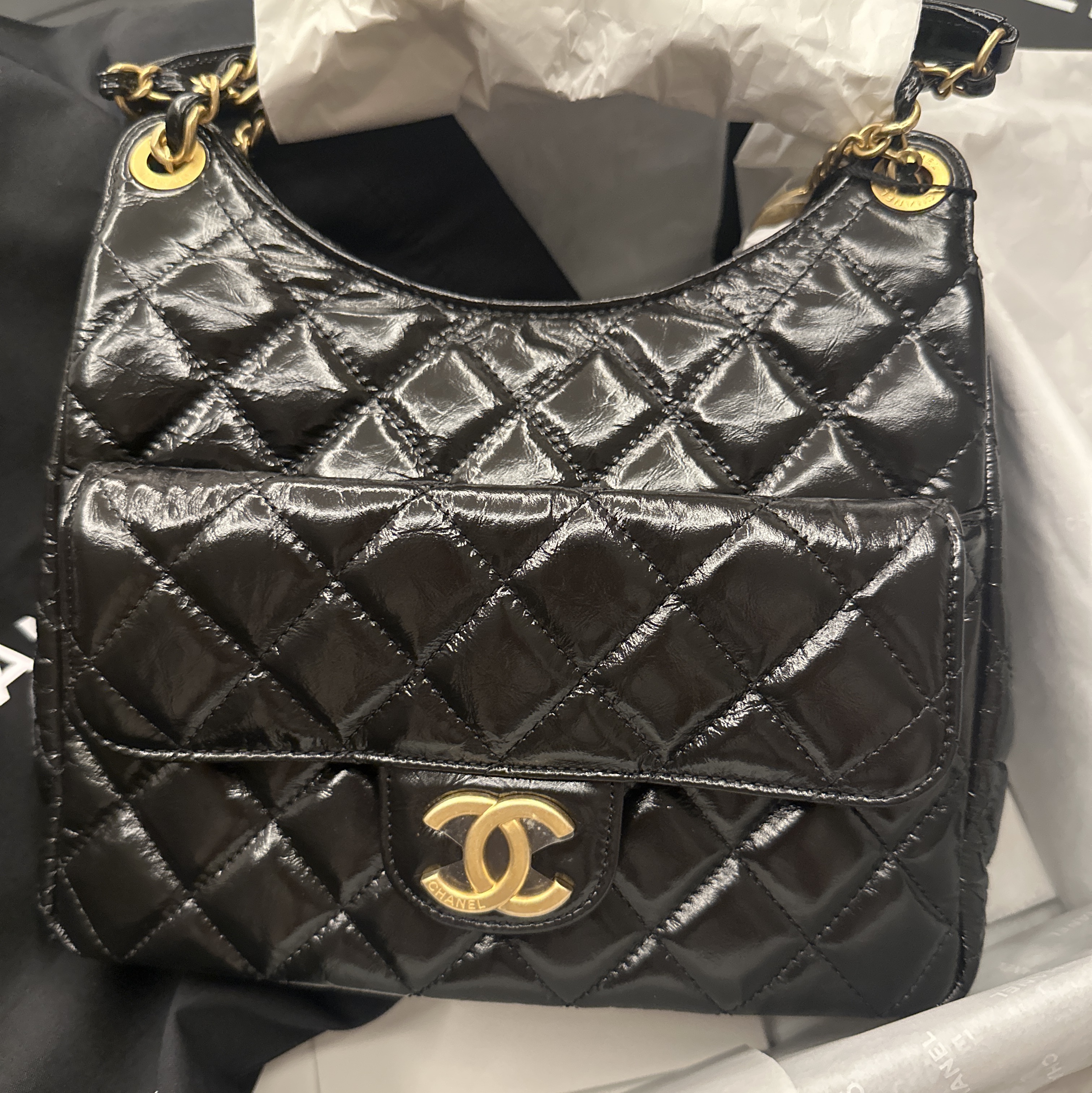 Chanel Hobo Handbag Shiny Crumpled Calfskin & Gold Black 착용 스타일
