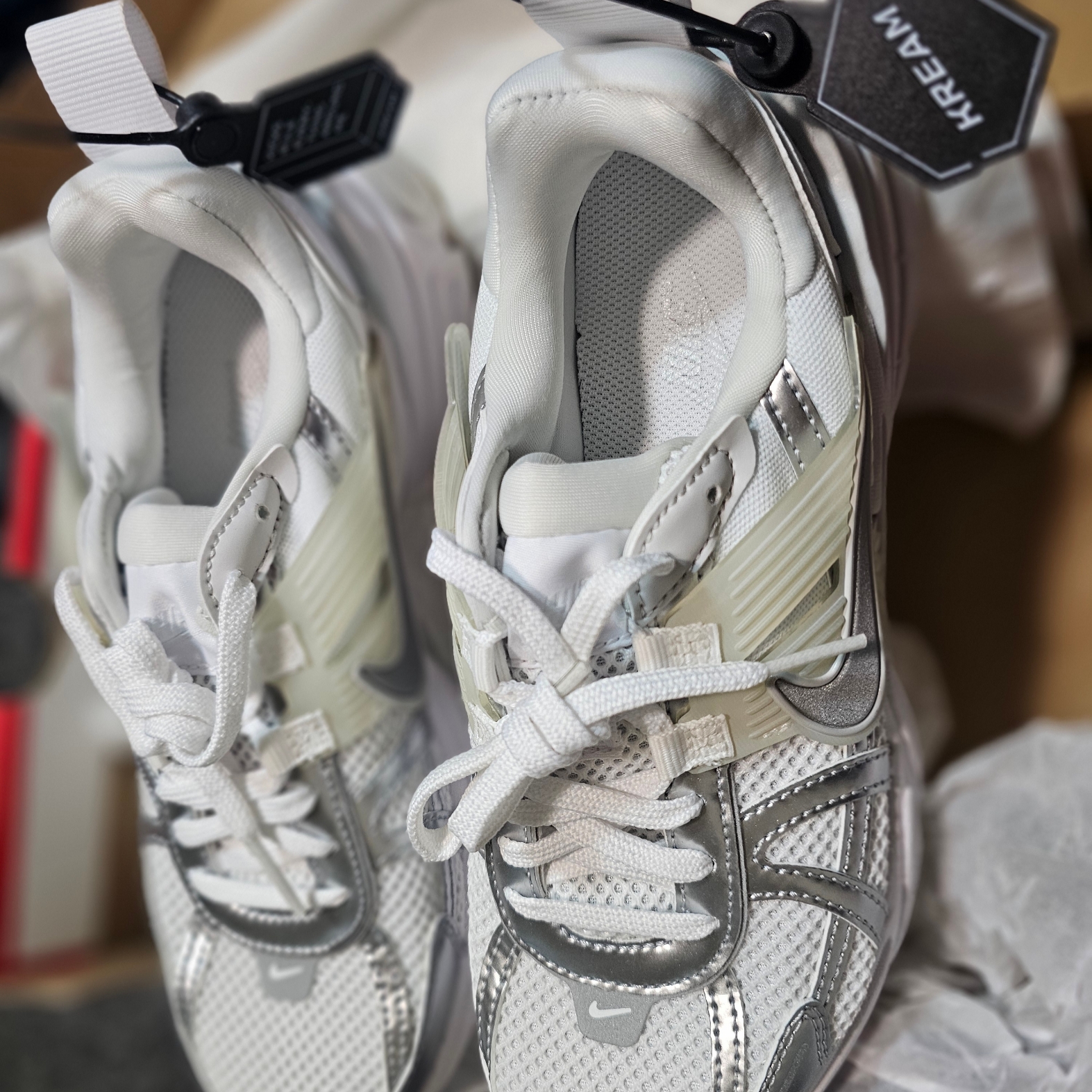 Nike V2K Run Metallic Silver White 착용 스타일