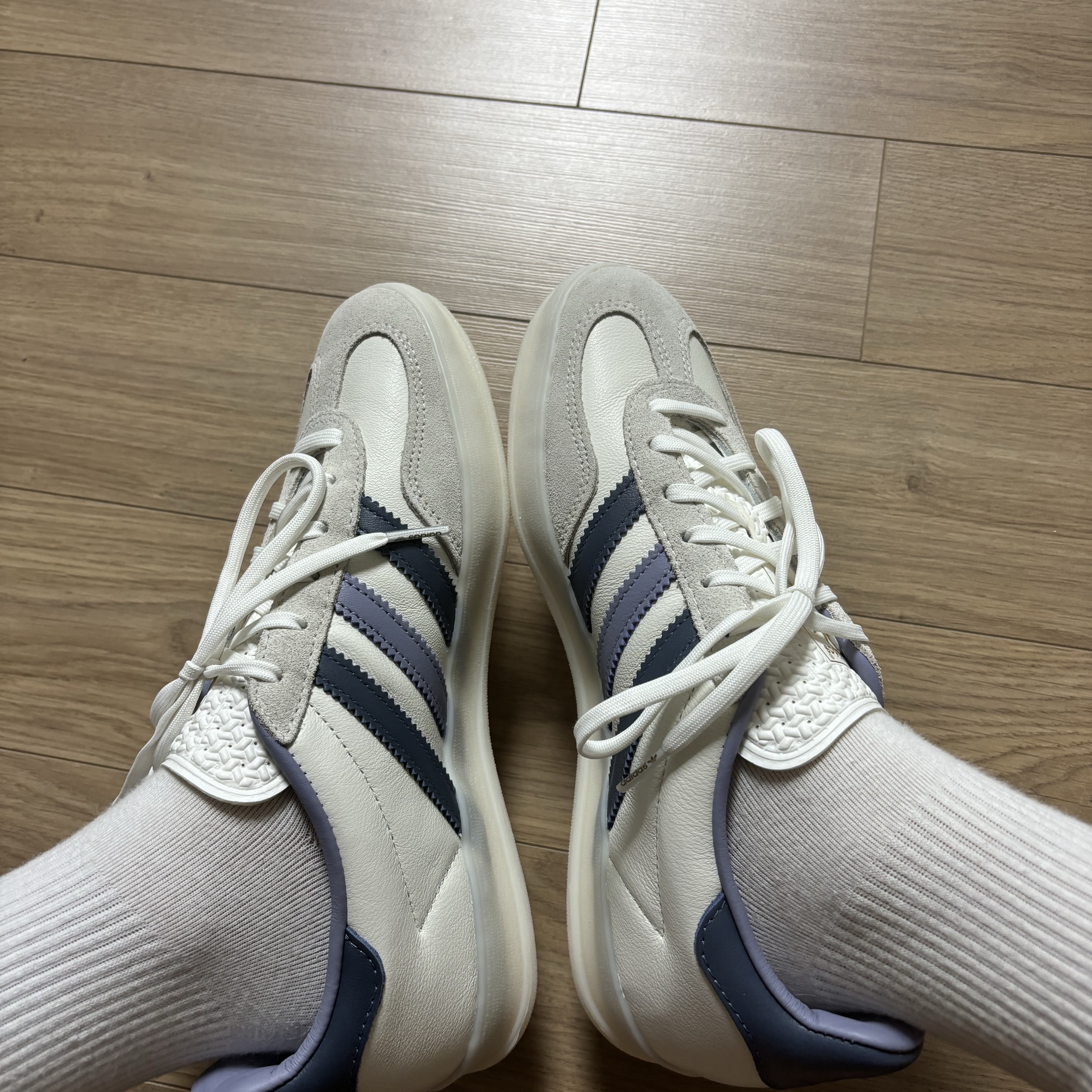 Adidas Gazelle Indoor Core White Preloved Ink 착용 스타일 - 2