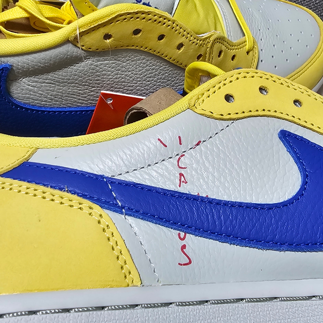 (W) Jordan 1 x Travis Scott Retro Low OG SP Canary 착용 스타일 - 4