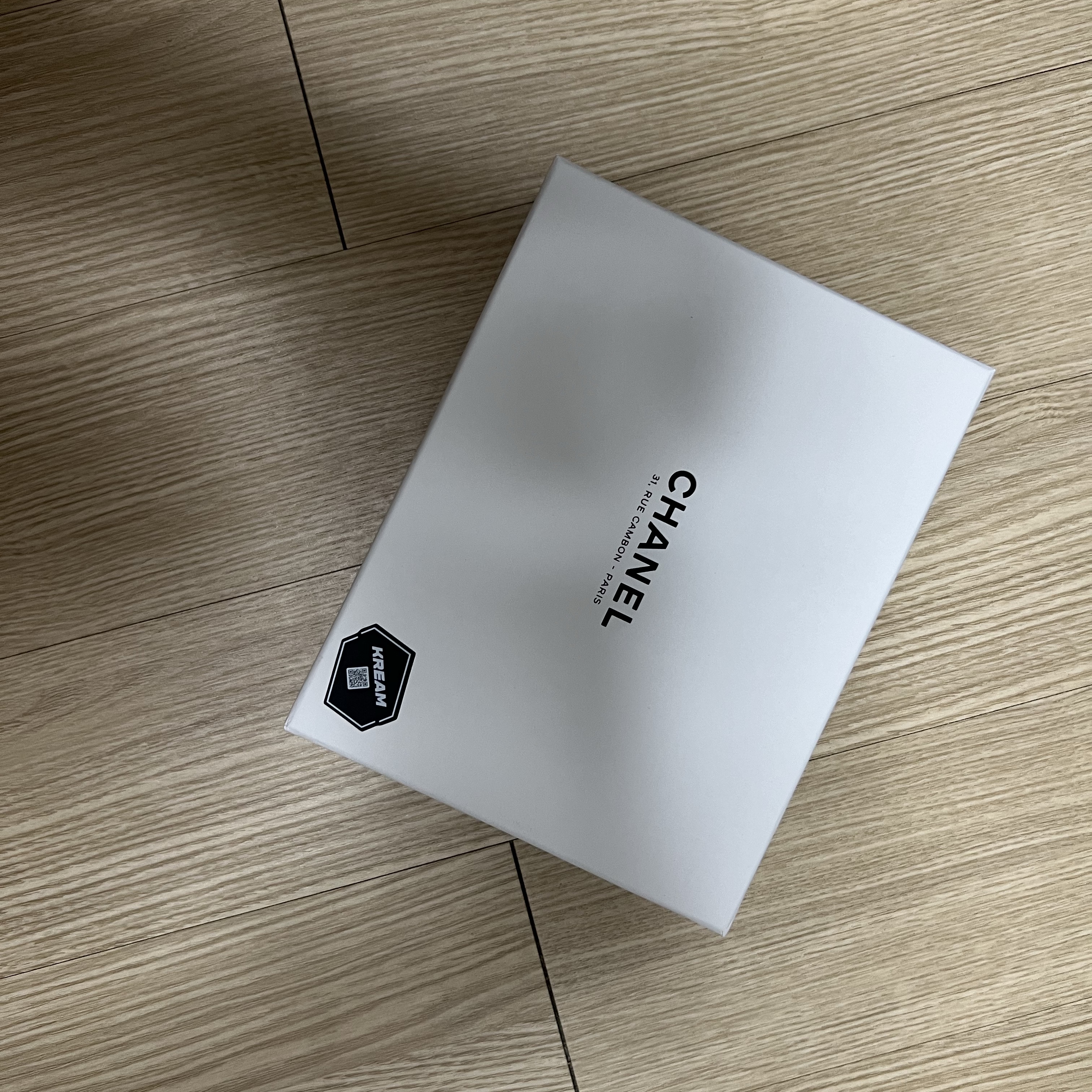 Chanel Classic Card Holder Grained Calfskin & Silver Black 착용 스타일 - 2