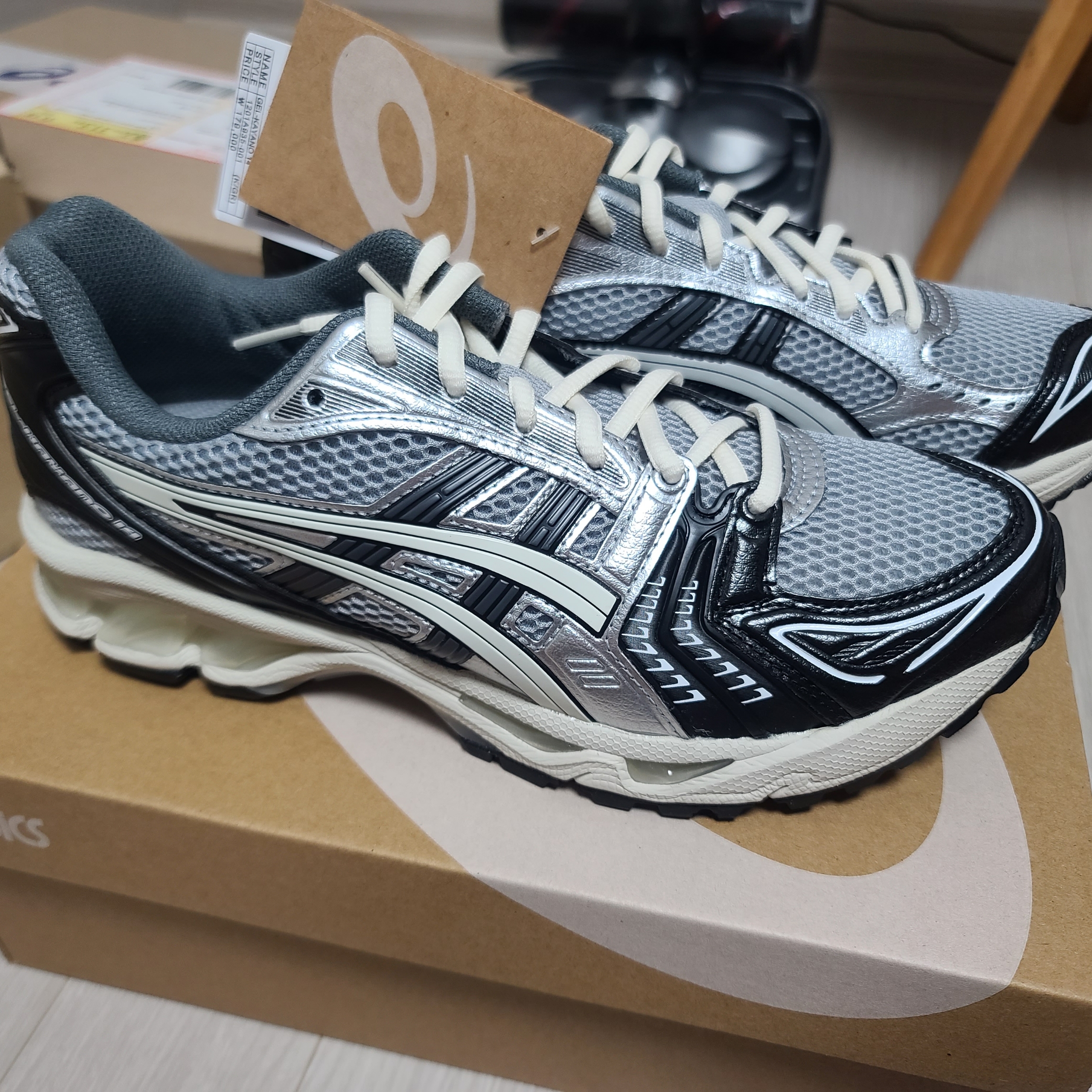 Asics Gel-Kayano 14 Black Glacier Grey 착용 스타일 - 2