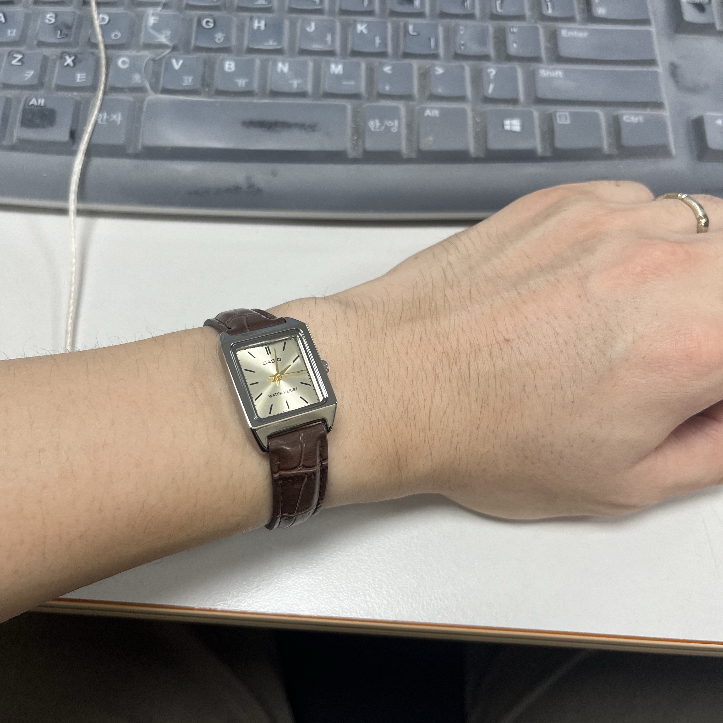 Casio LTP-V007L-9E 착용 스타일