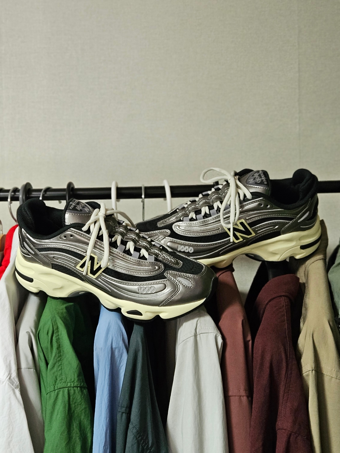 New Balance 1000 Silver Metallic Black 착용 스타일