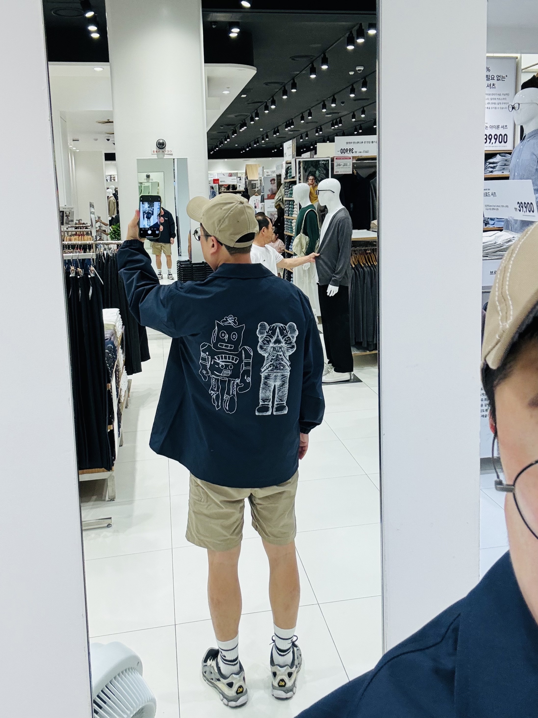 Uniqlo UT x Kaws x Warhol Coach Jacket Navy, Nike Essential Crew Socks Stripe Black (3 Pack/Korean Ver.) 착용 스타일 - 2