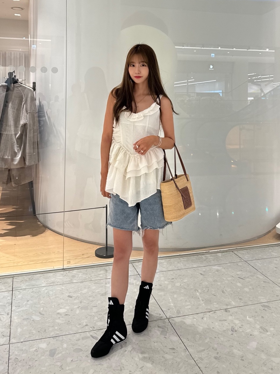 Loewe Small Square Basket Bag in Raffia and Calfskin Natural Pecan, Adidas Box Hog 2.0 Boots Core Black Cloud White 착용 스타일 - 2