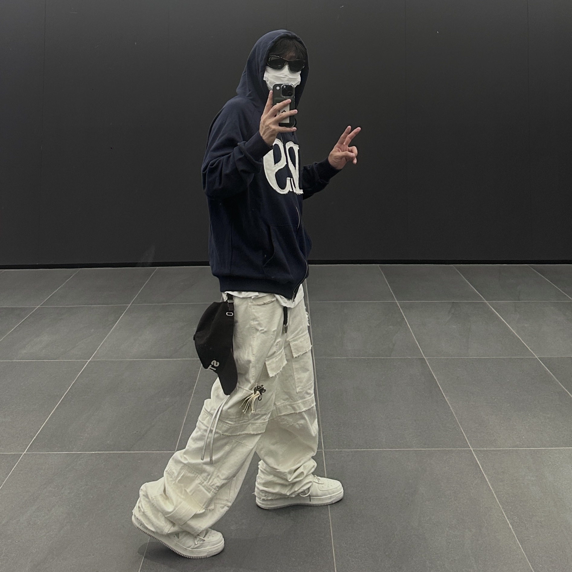 Gentle Monster Yyy 01 Black, BAPE x JJJJound Bape Sta Low White Light Grey 착용 스타일 - 2