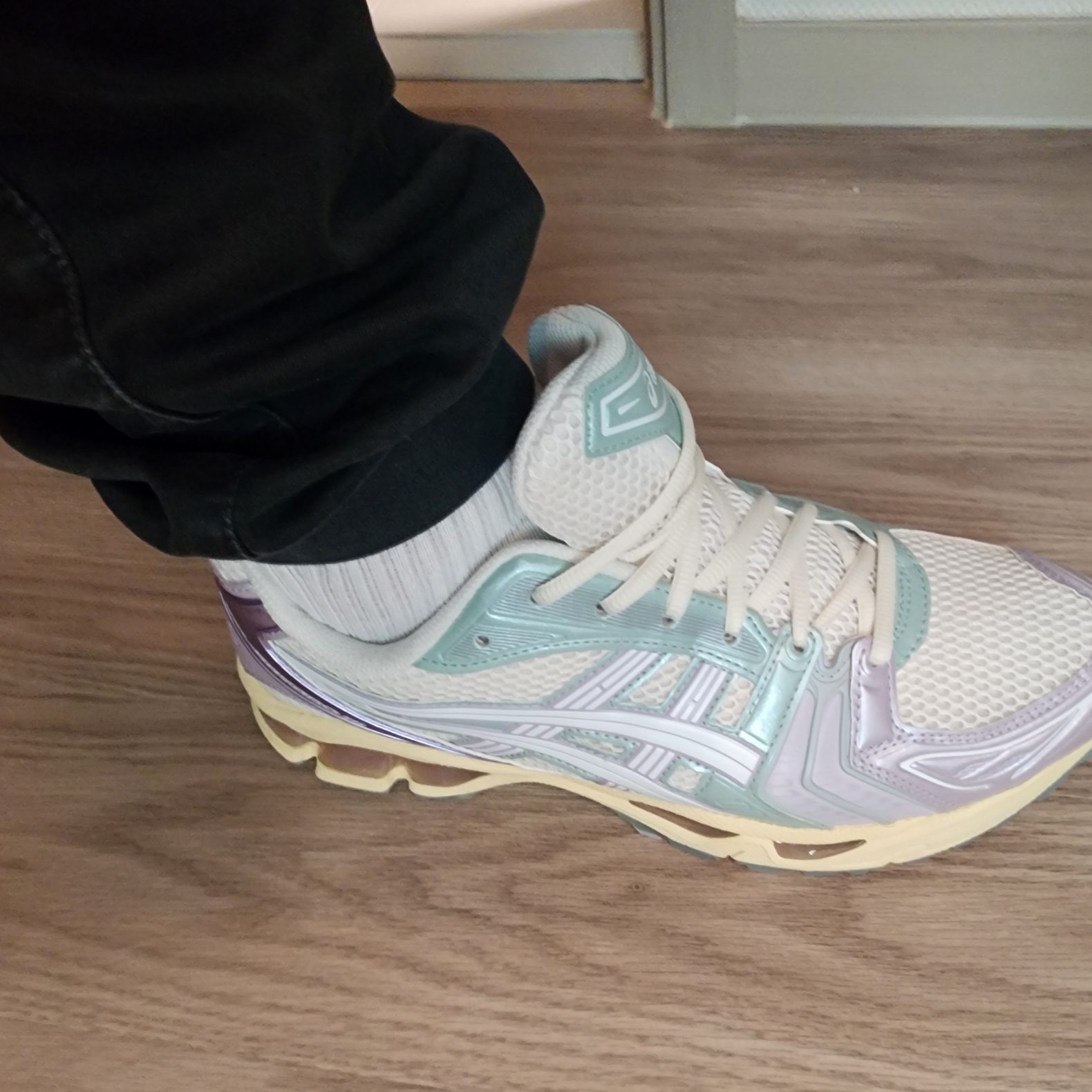 Asics Gel-Kayano 14 Cream Dusk Violet 착용 스타일 - 1