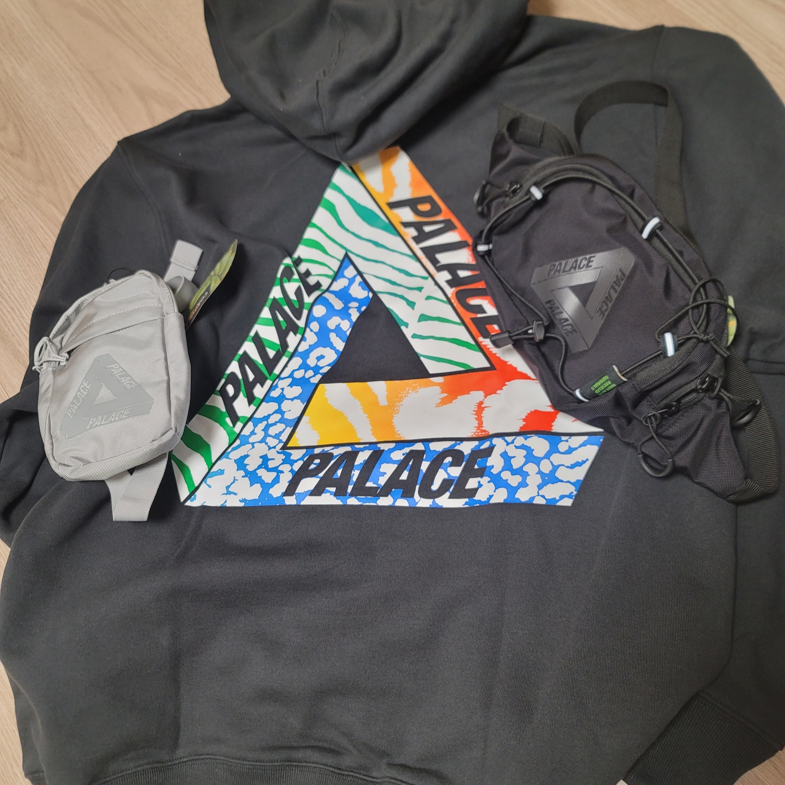 Palace Jungle Dream Hood Black - 24FW, Palace Cordura RS Cross Body Bag Black Graphite - 24FW 착용 스타일 - 3