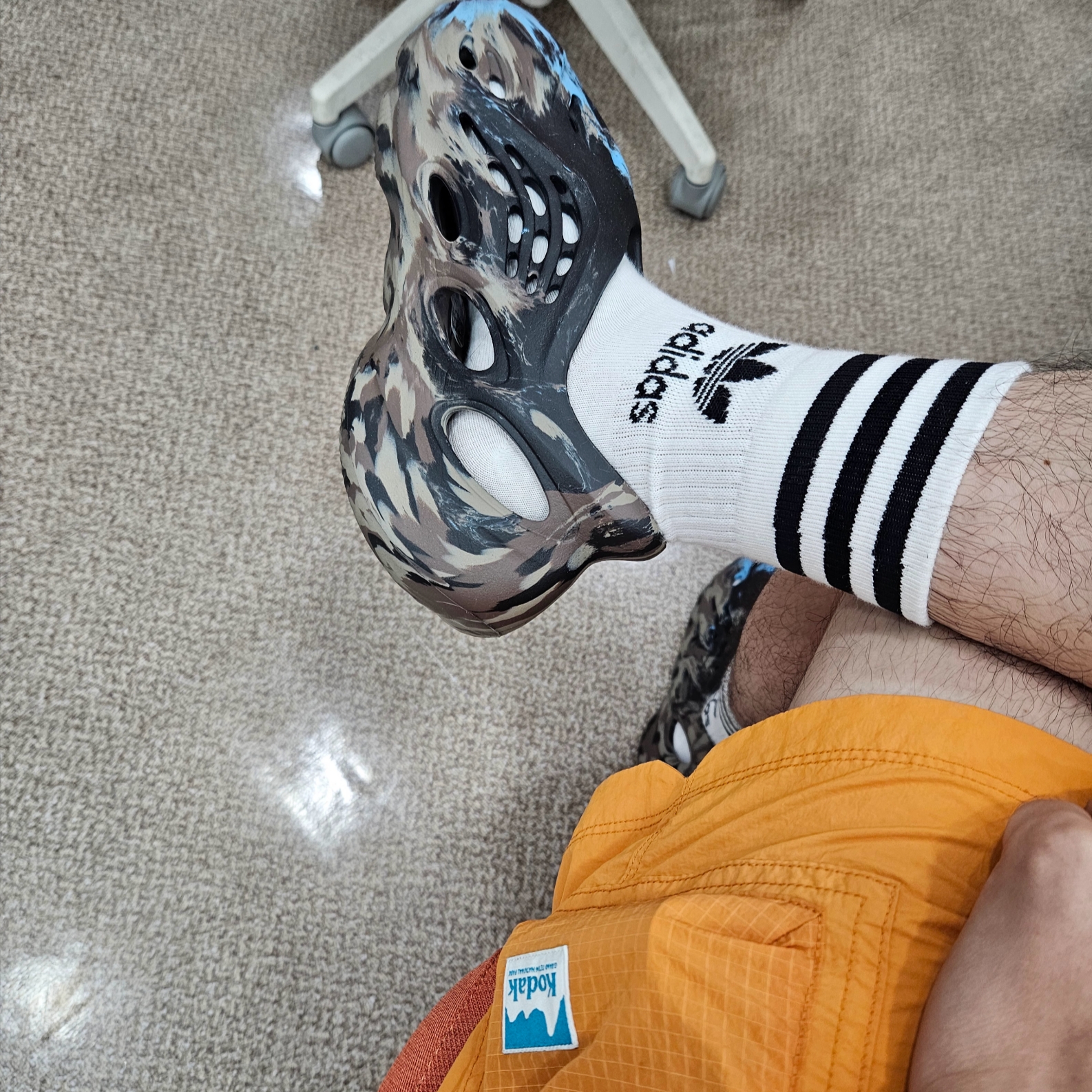 Adidas Yeezy Foam RNNR MX Cinder 착용 스타일