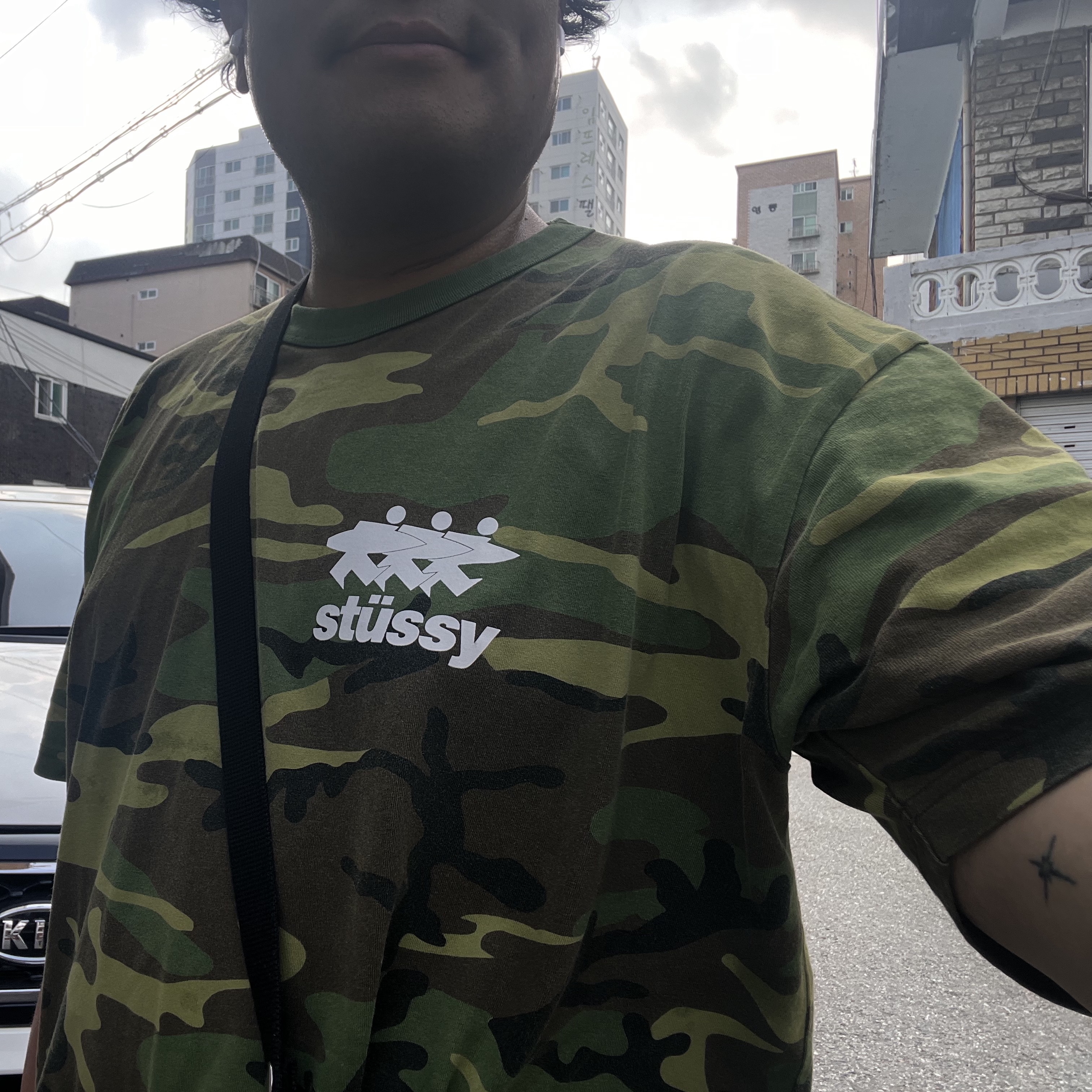 Stussy Surfwalk T-Shirt Camo 착용 스타일