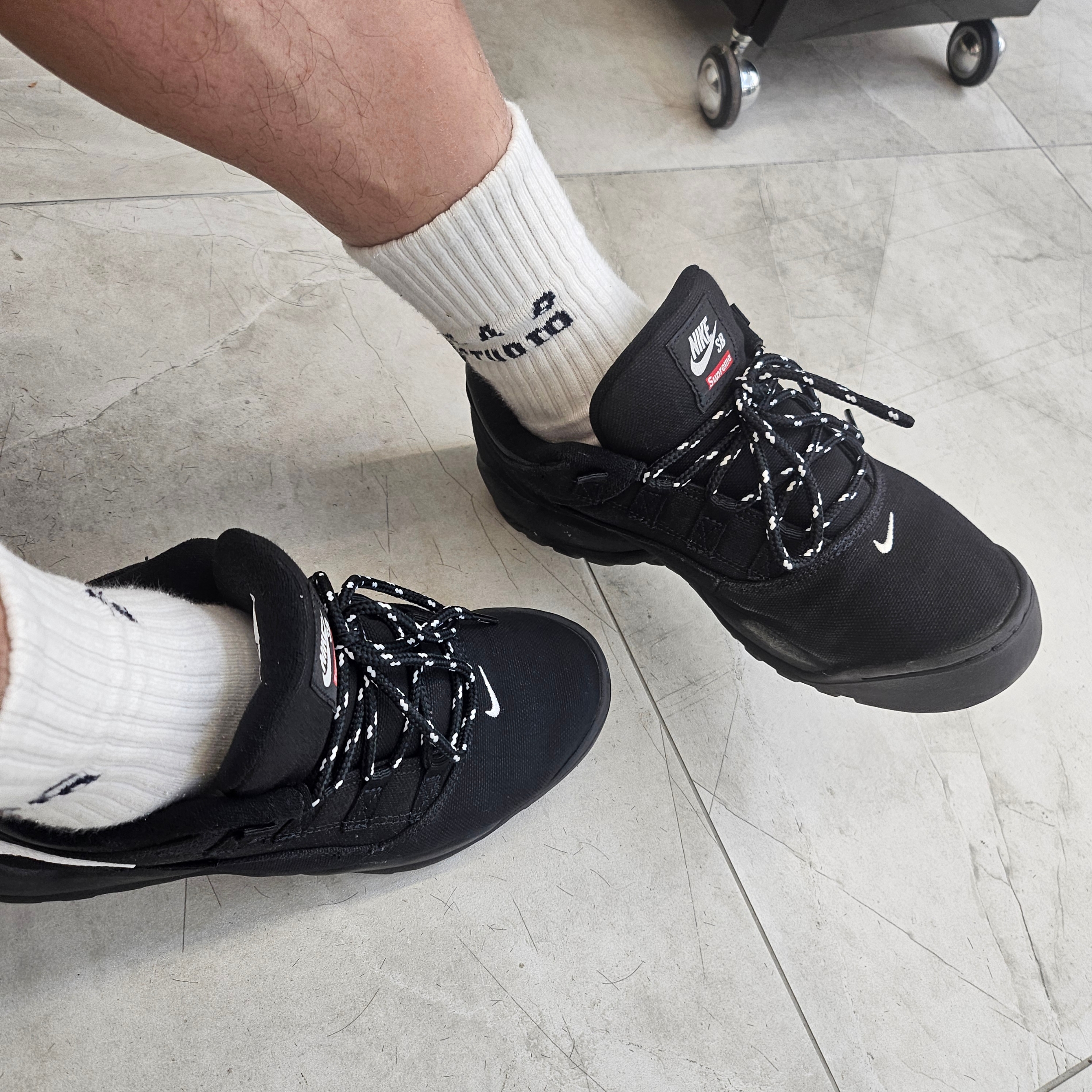Nike x Supreme SB Darwin Low Black, IAB Studio Socks White (5 Pack) 착용 스타일 - 2