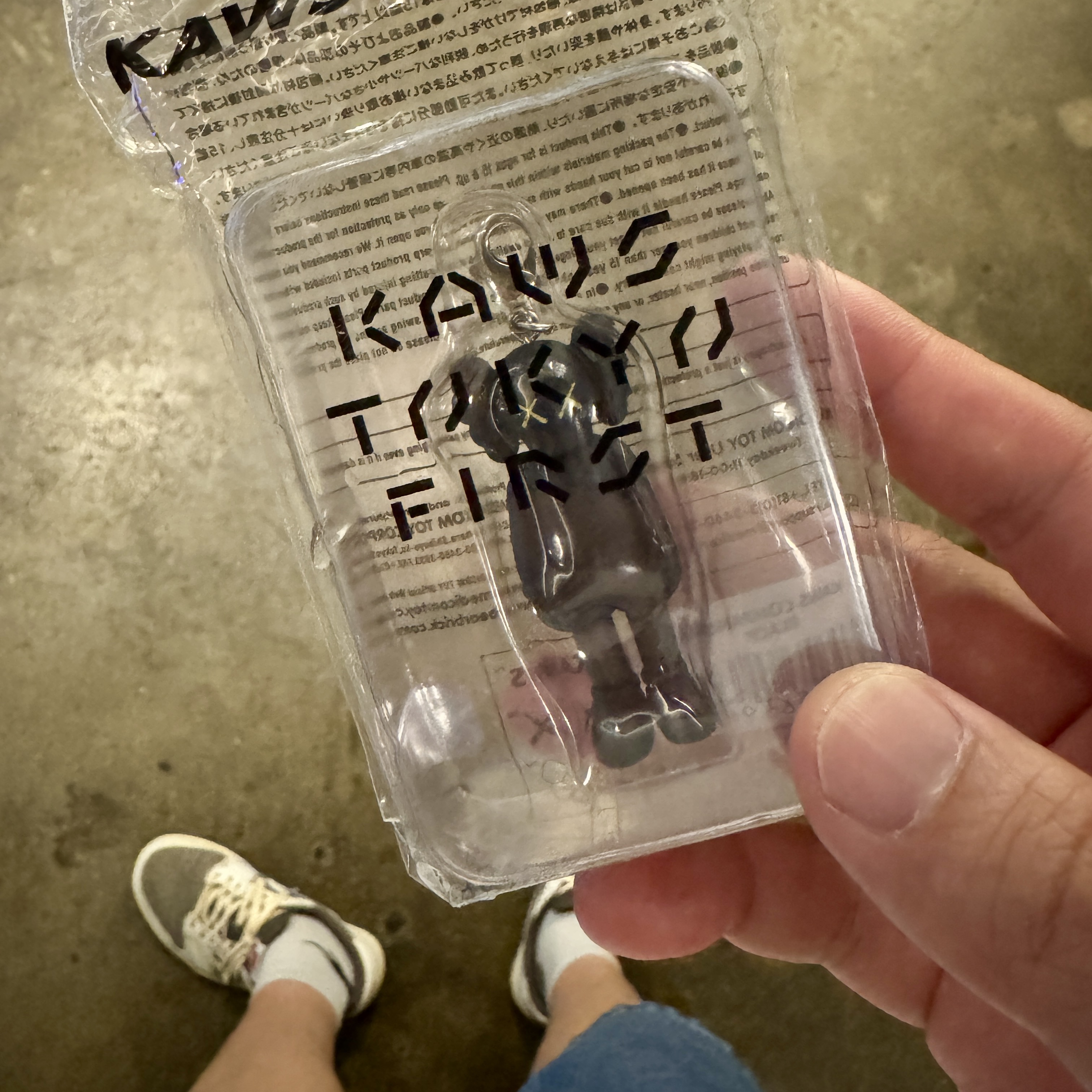 Kaws Tokyo First Companion Keychain Black, Jordan 1 x Travis Scott Retro Low OG SP Sail and Ridgerock 착용 스타일