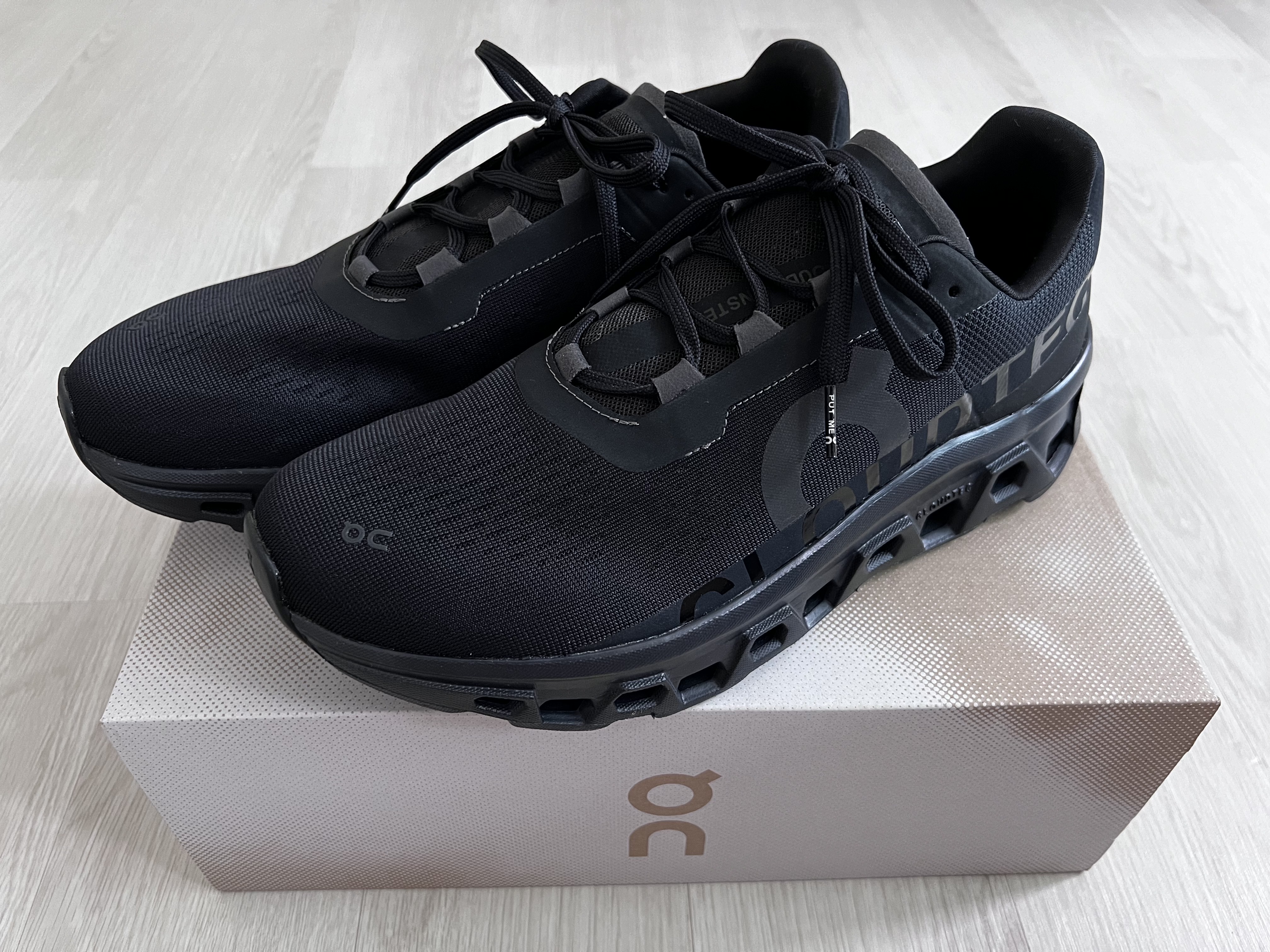 On Running Cloudmonster All Black 착용 스타일