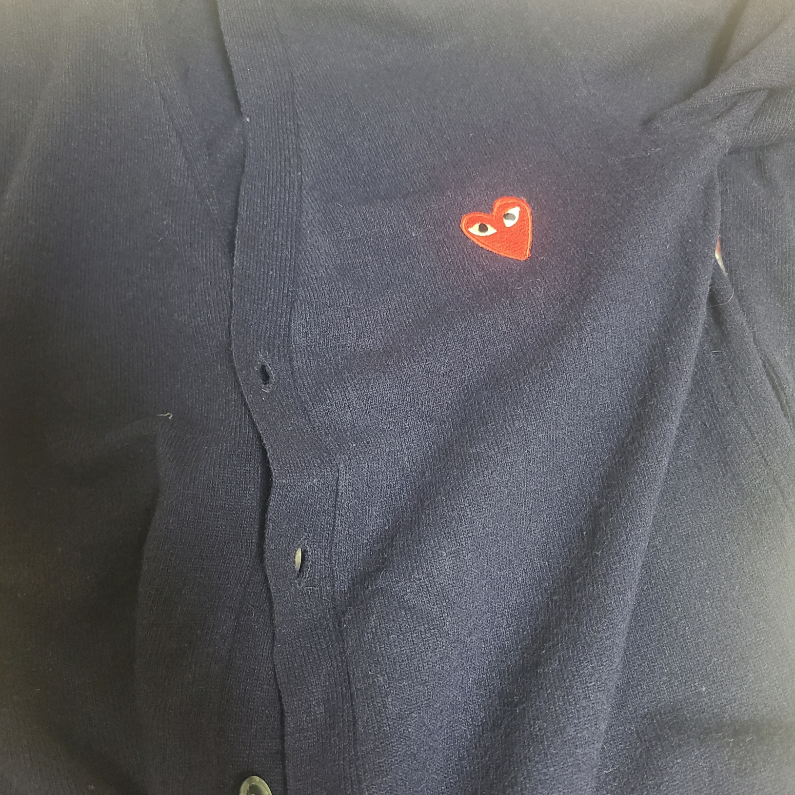 Play Comme des Garcons Red Heart Knit Cardigan Navy 착용 스타일 - 1