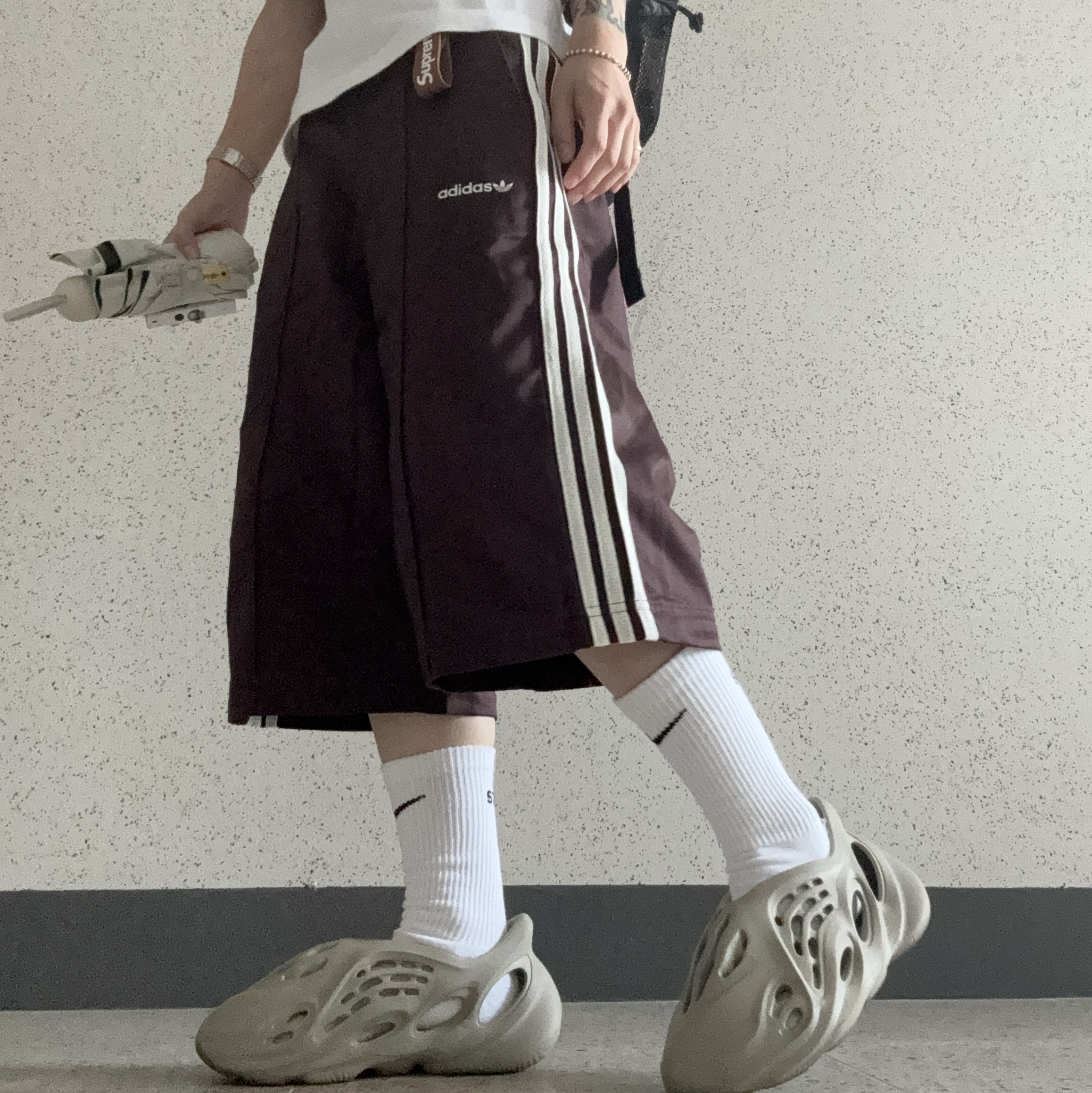 Adidas 80s Loose Buttoned 3-Stripes 11 Inch Bermuda Shorts Shadow Brown - KR Sizing, Nike x Stussy NRG Crew Socks White Black 착용 스타일 - 2