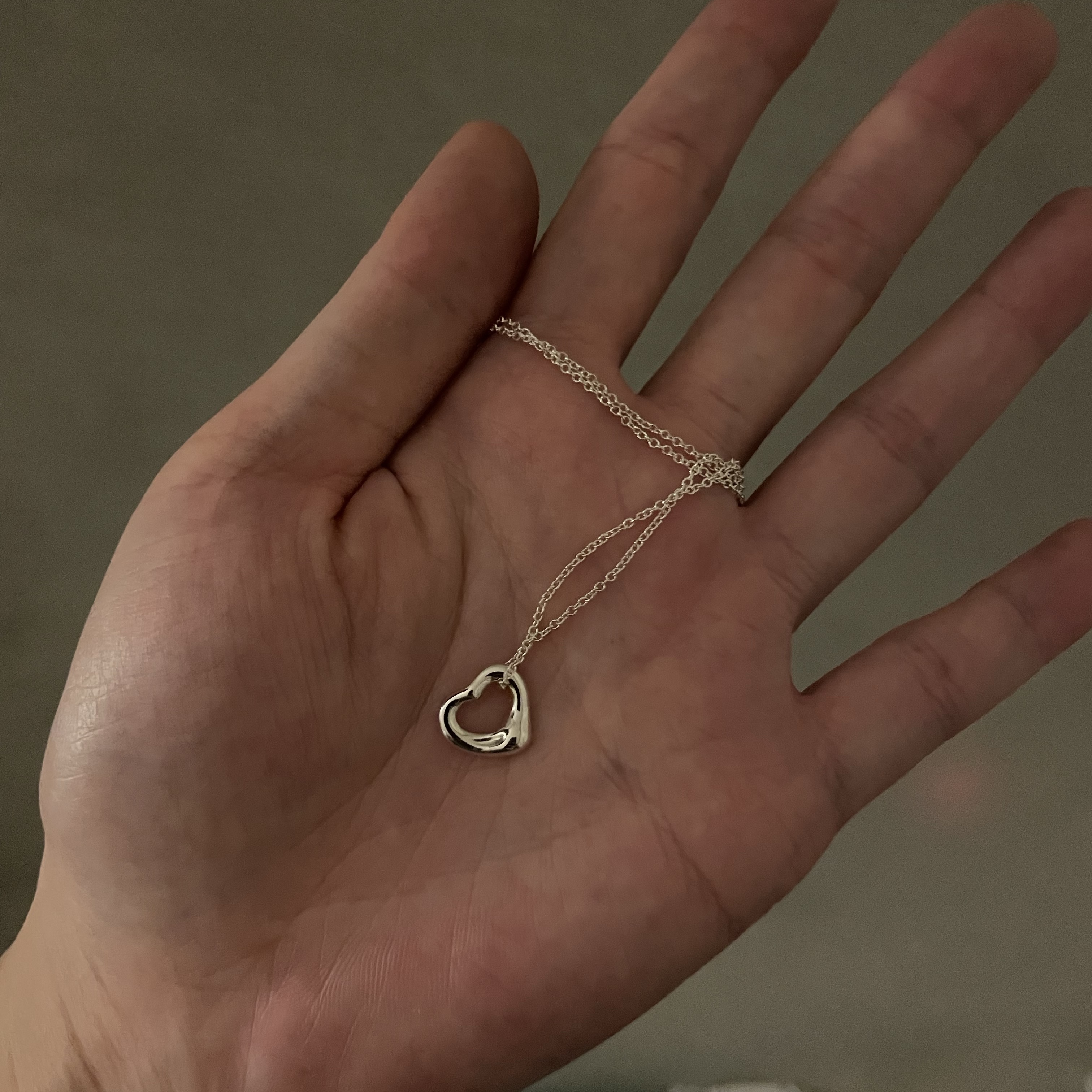 Tiffany & Co. Elsa Peretti Open Heart Pendant 11mm Silver 착용 스타일