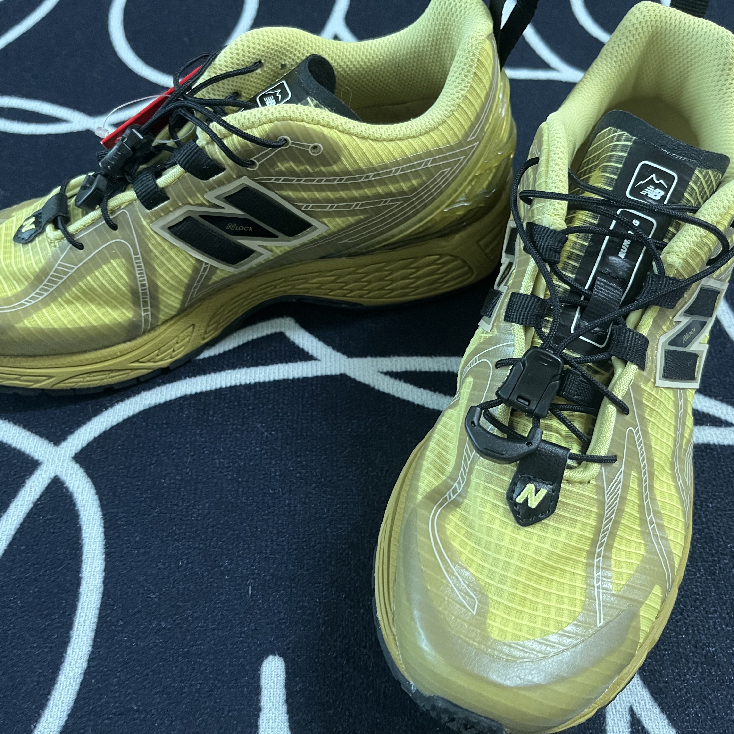 New Balance x Cayl 1906R Yellow 착용 스타일 - 2