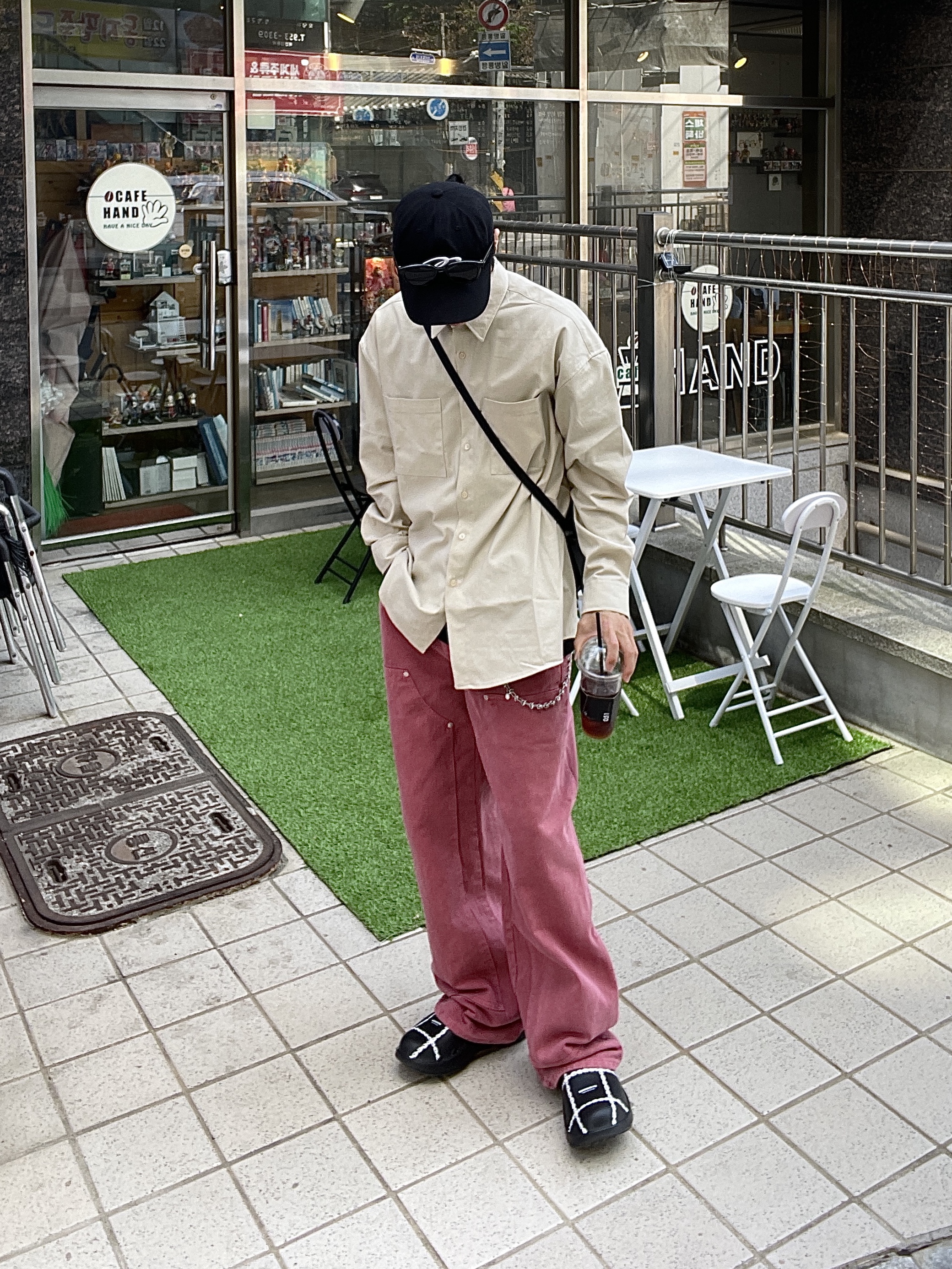 Oofos x Undercover Clog Black 착용 스타일 - 1