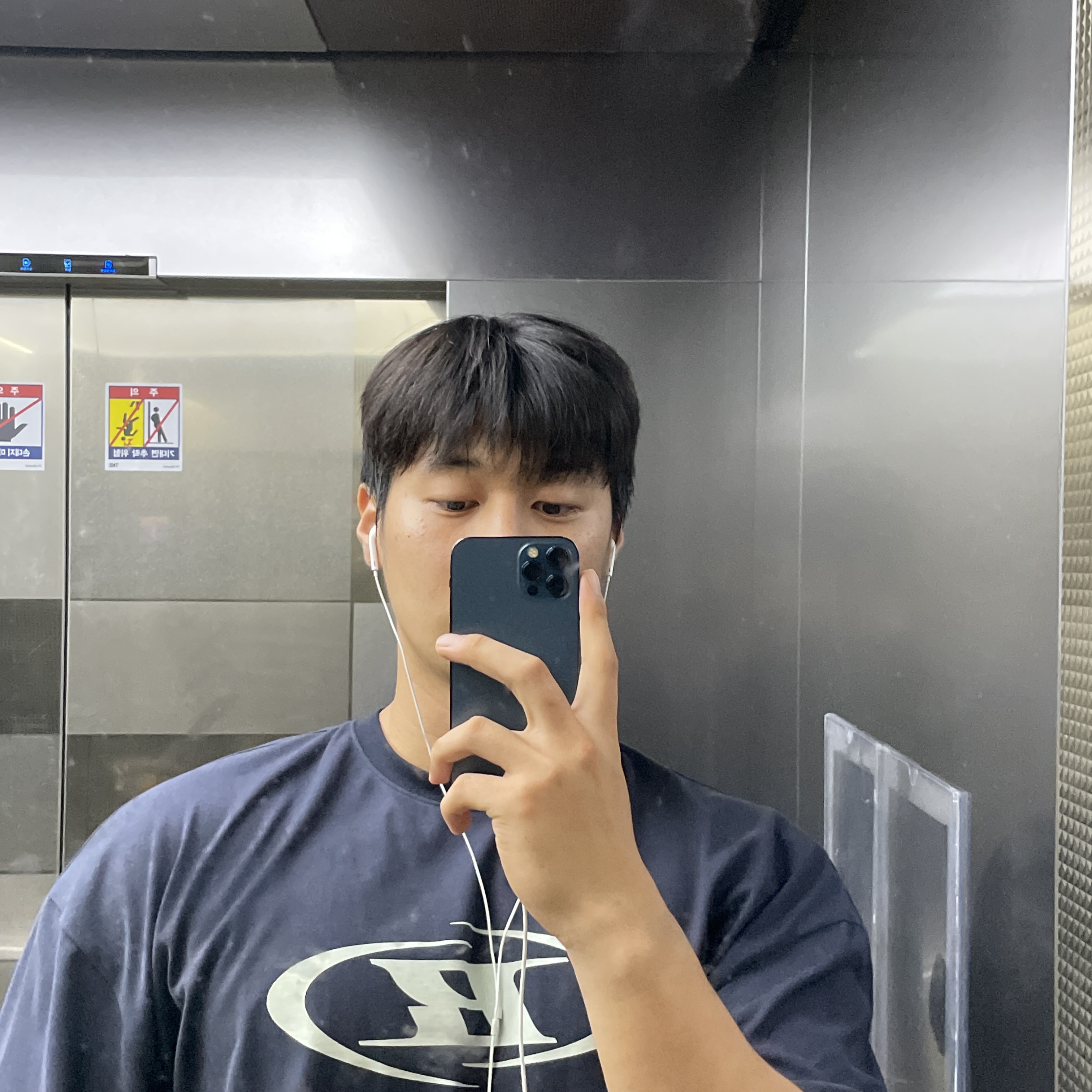 BORN TO WIN Symbol B Logo T-Shirts Navy 착용 스타일
