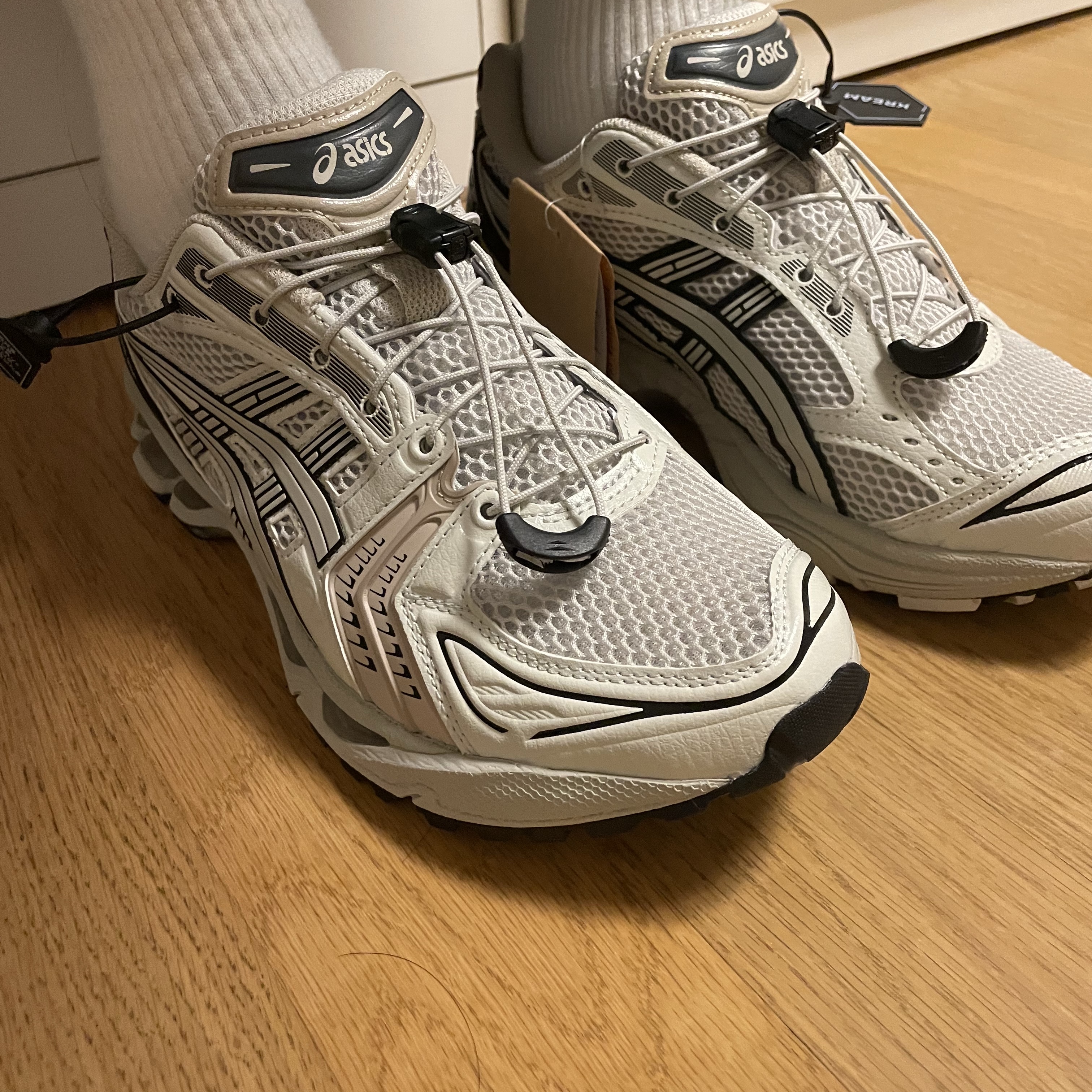 Asics Unlimited Gel-Kayano 14 Smoke Grey 착용 스타일 - 2