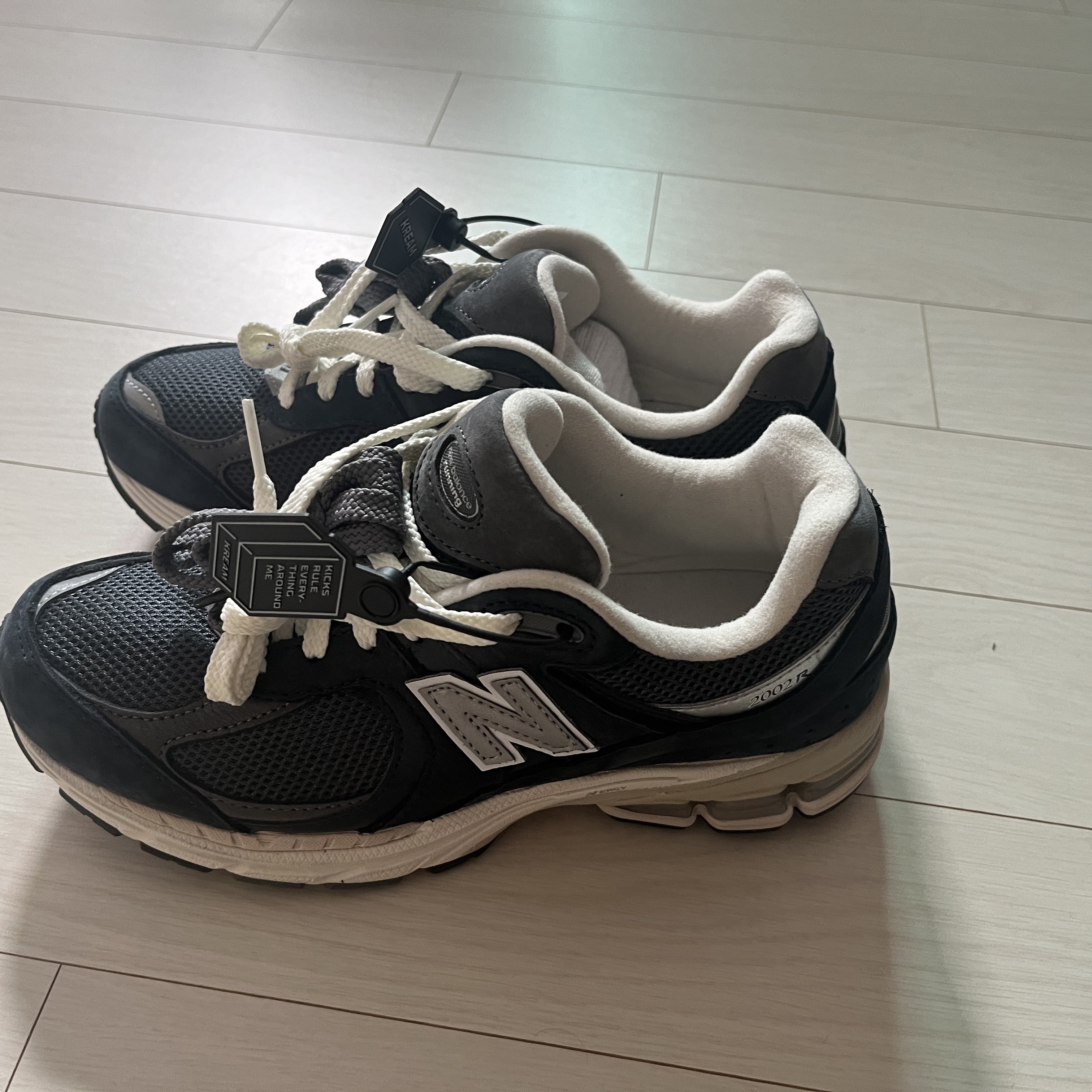 New Balance 2002R Premium Vintage Navy Grey 착용 스타일 - 1