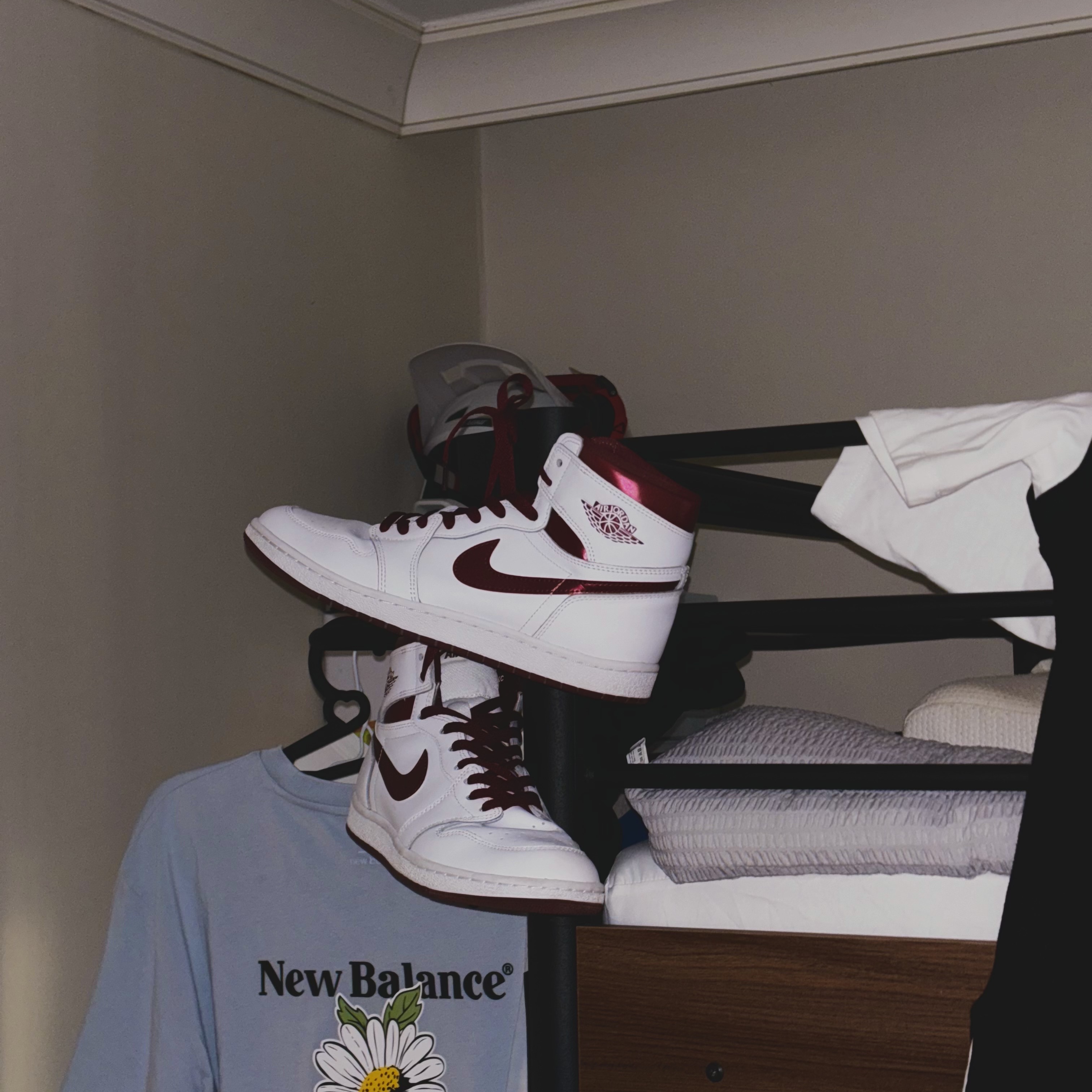 Jordan 1 High 85 Metallic Burgundy, Jordan 1 Mid Light Smoke Grey 착용 스타일 - 3