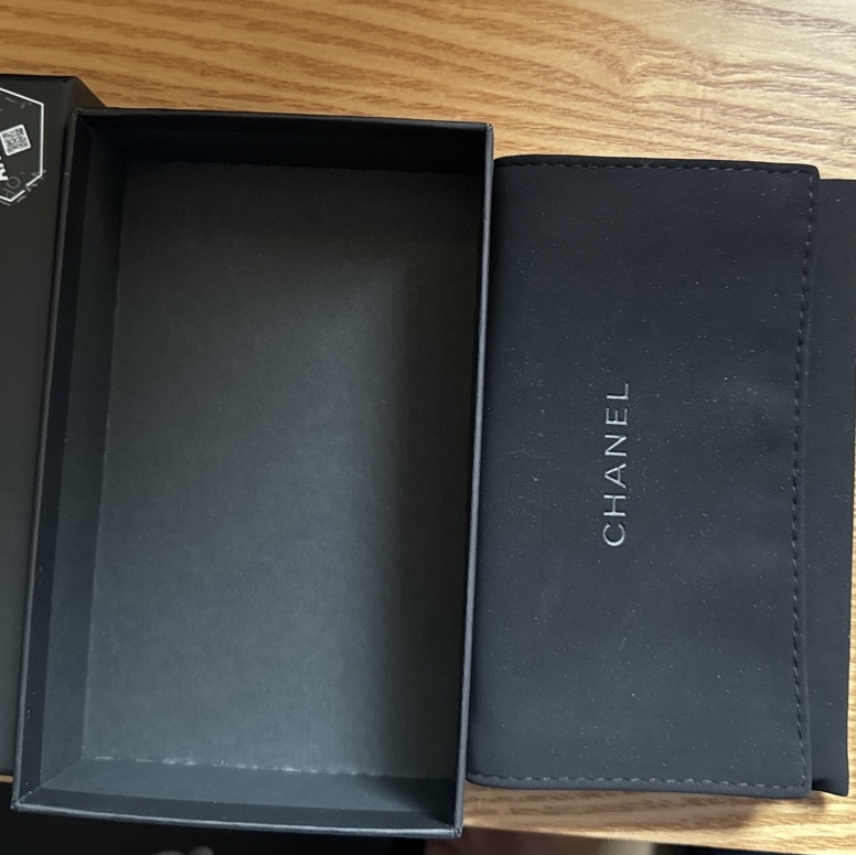 Chanel Classic Card Holder Grained Calfskin & Silver Black 착용 스타일 - 3