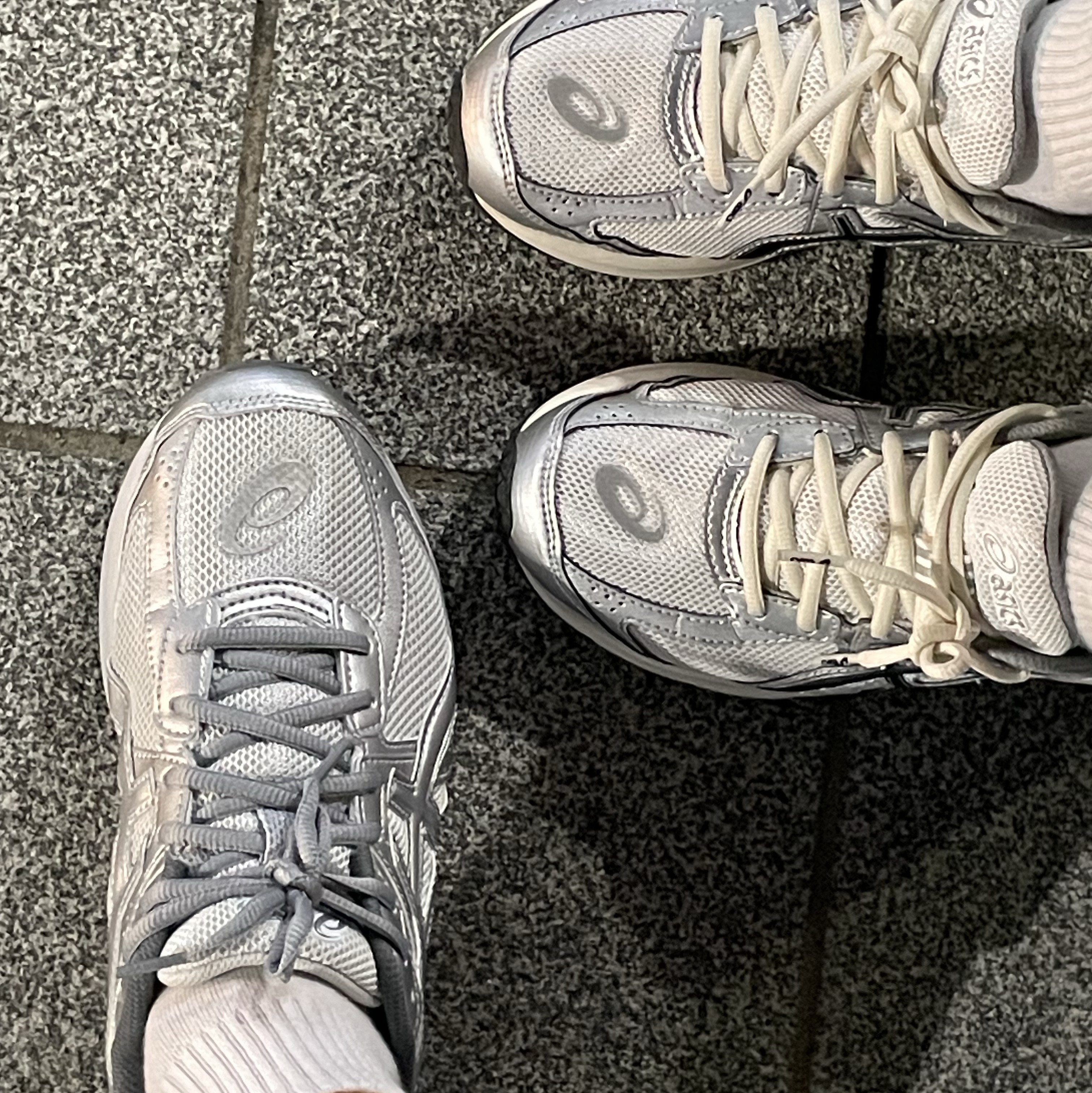 Asics Jog 100 S SMU Glacier Grey Pure Silver - 2E Wide, Asics Jog 100 S White Black - 2E Wide 착용 스타일