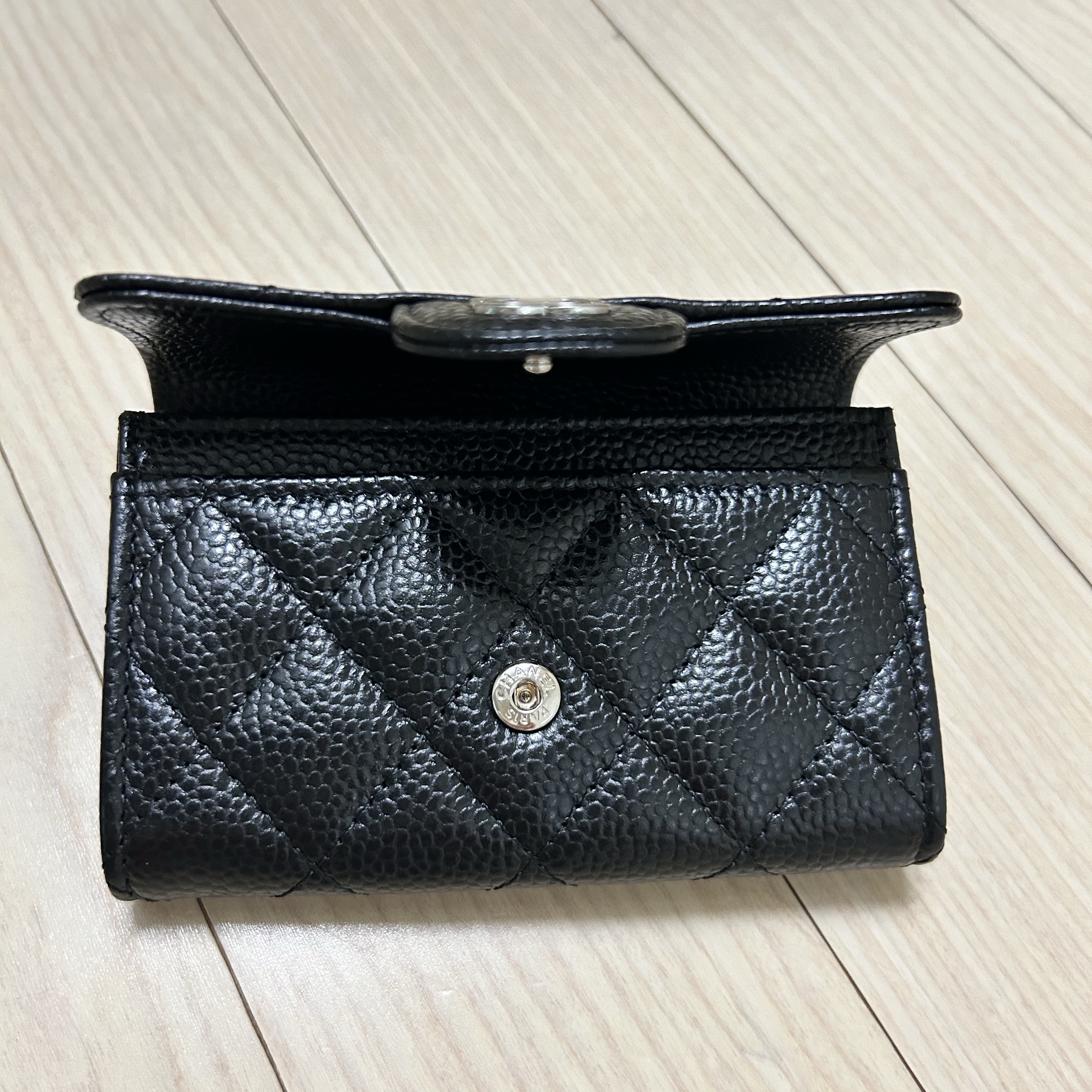 Chanel Classic Card Holder Grained Calfskin & Silver Black 착용 스타일 - 3