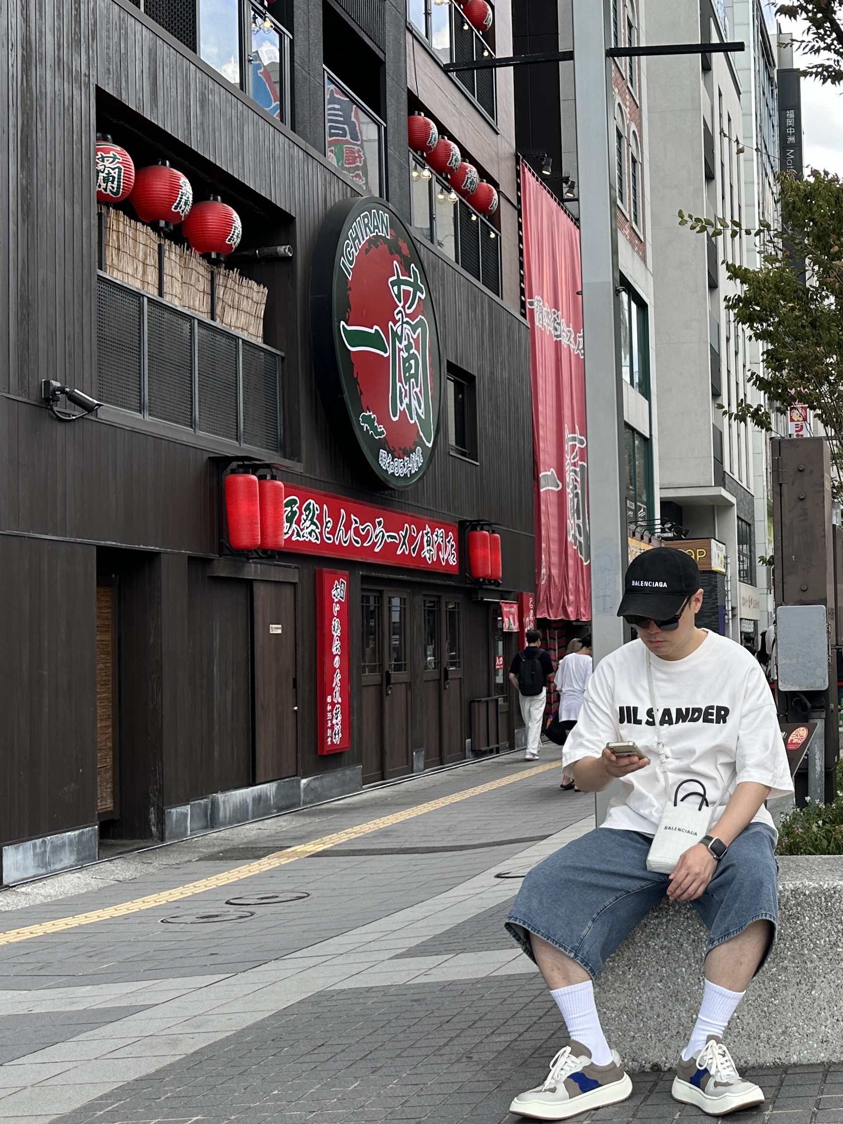Balenciaga Logo Cap Black, Jil Sander Logo T-Shirt Natural 착용 스타일 - 2