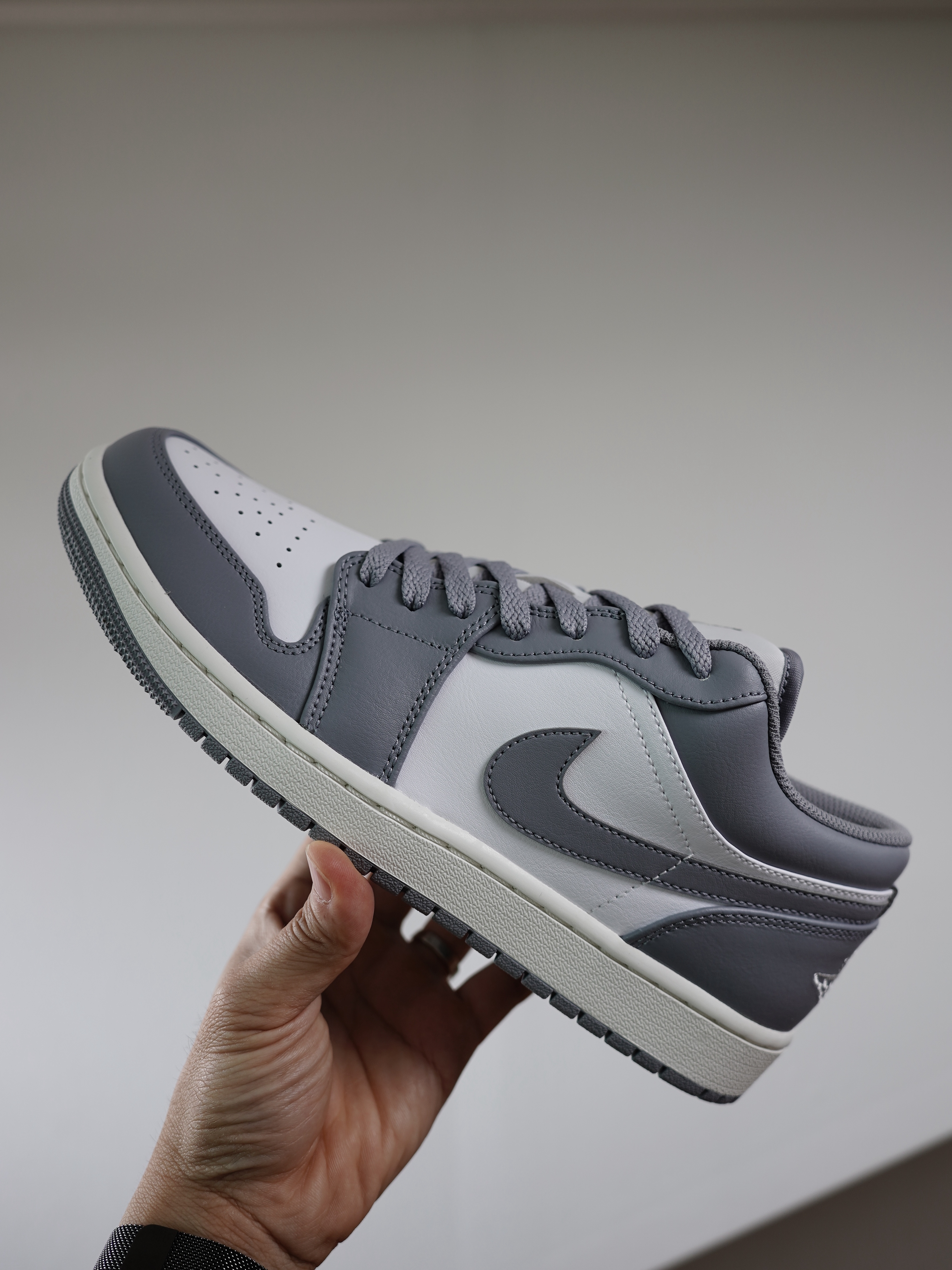 Jordan 1 Low Stealth and White 착용 스타일 - 1
