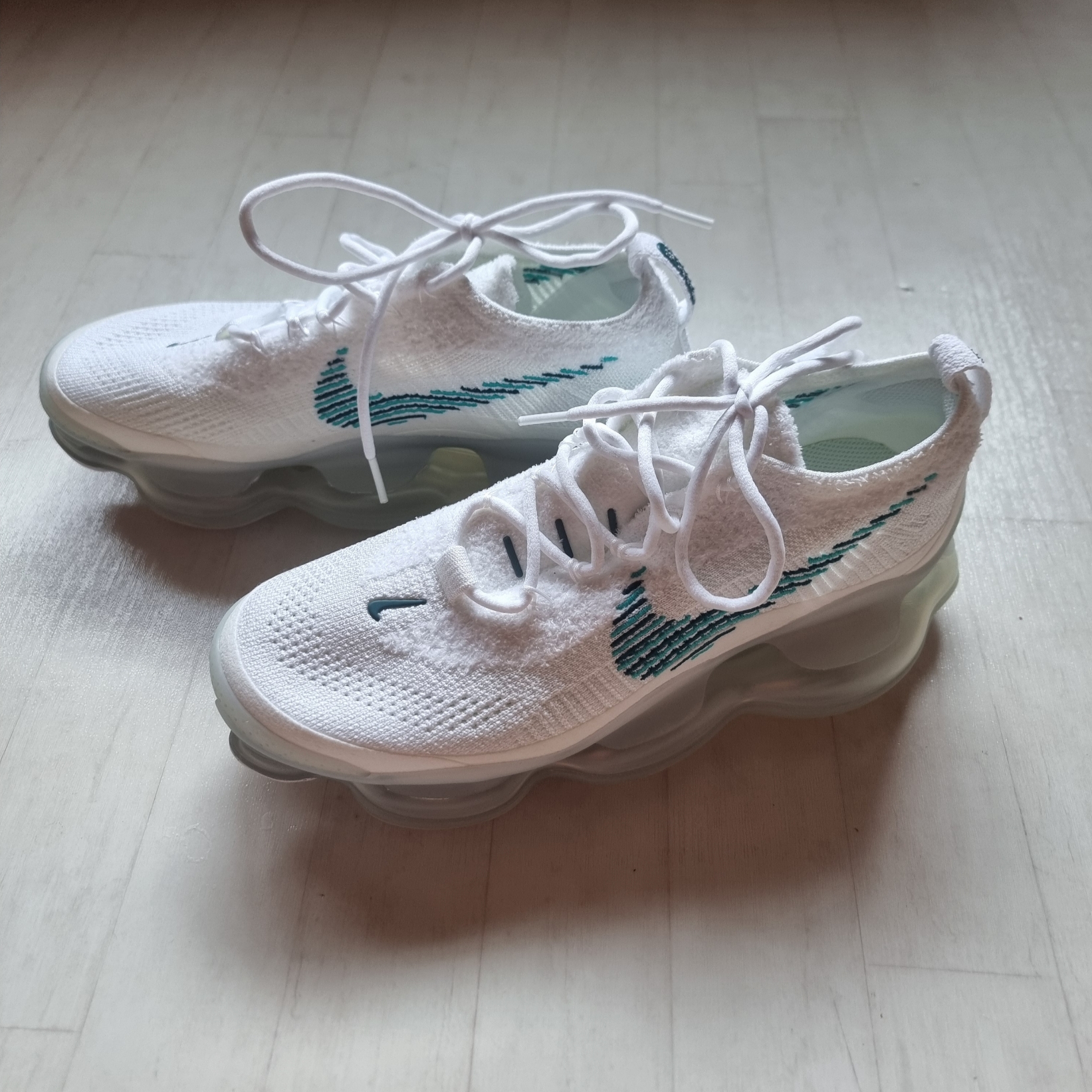 Nike Air Max Scorpion Flyknit White Geod Teal 착용 스타일