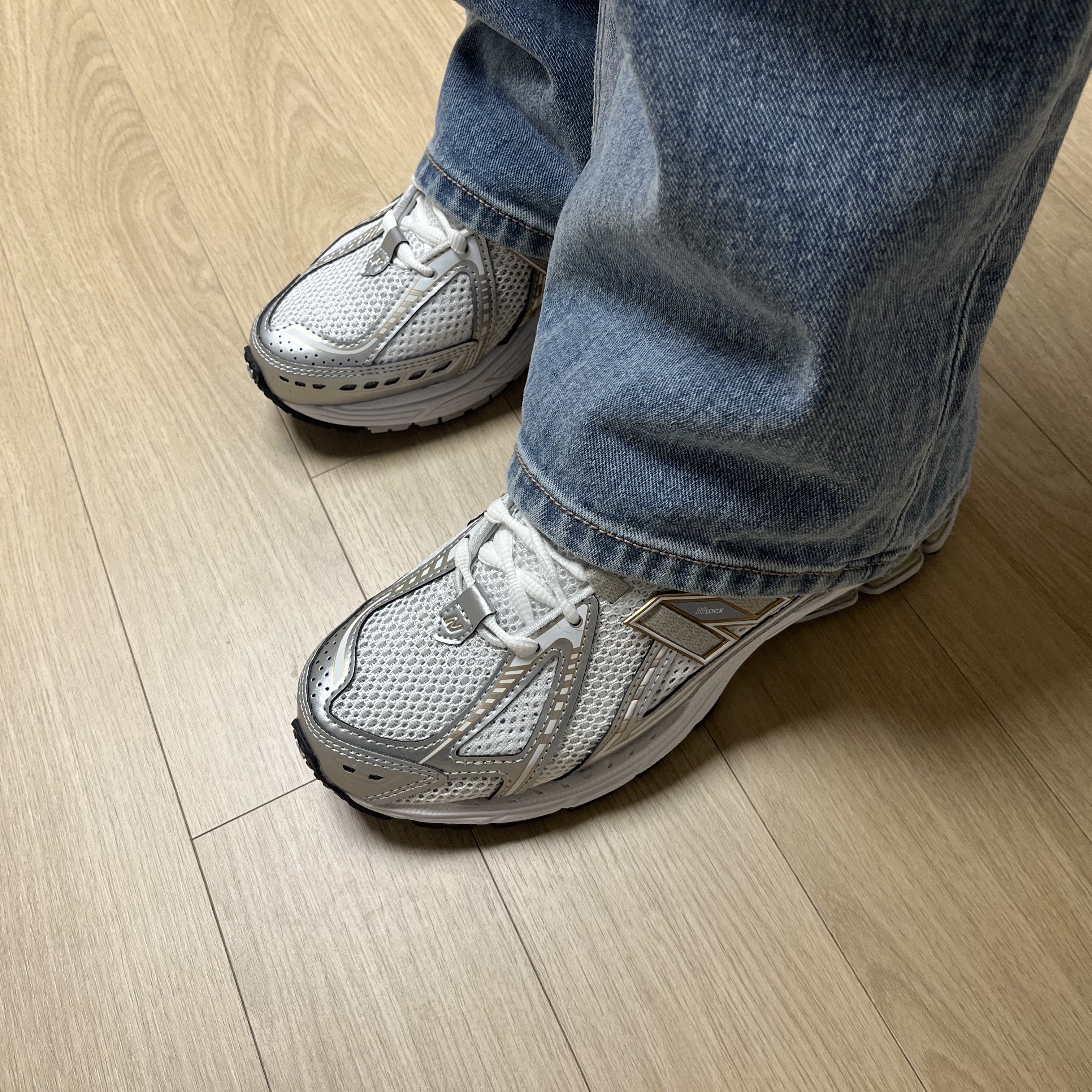 New Balance 1906R White Metallic Silver 착용 스타일