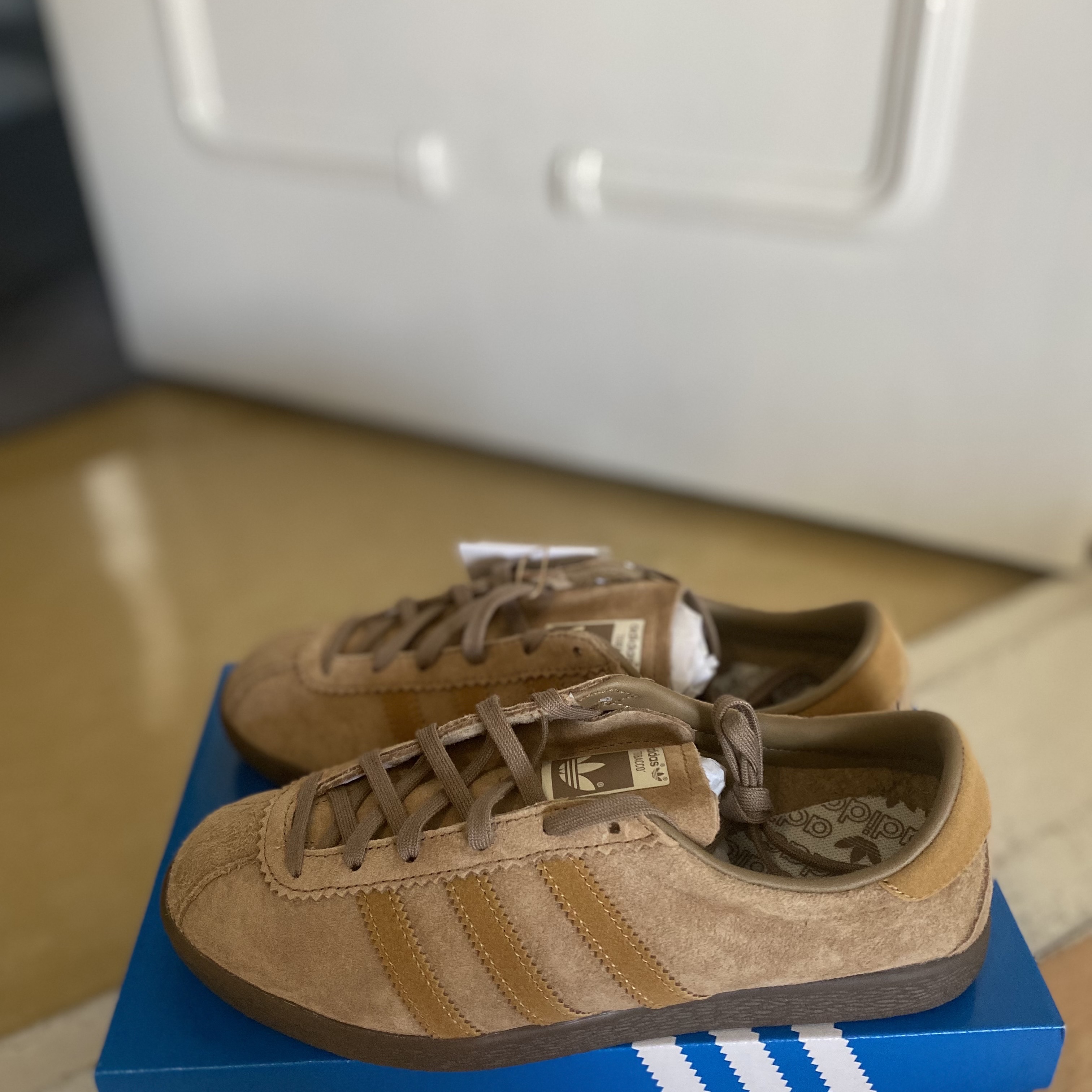 Adidas Tobacco Pantone Mesa 착용 스타일