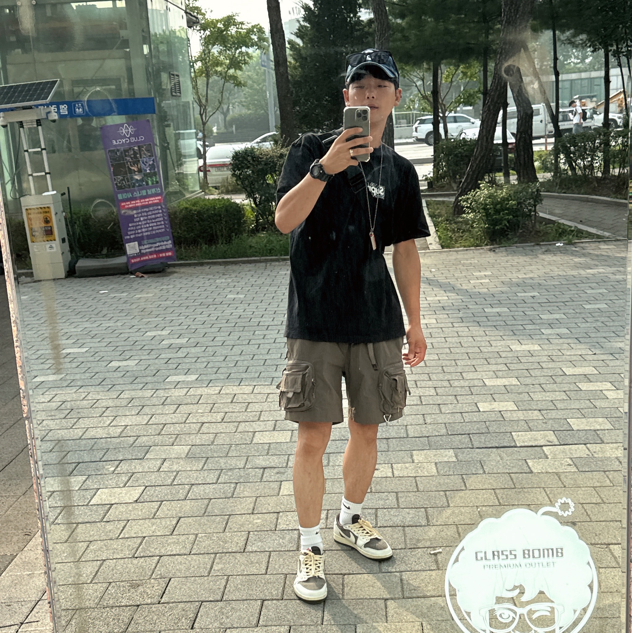 Supreme Bandana Box Logo T-Shirt Black - 19FW, Nike ACG Cargo Shorts Ironstone - US/EU 착용 스타일 - 1