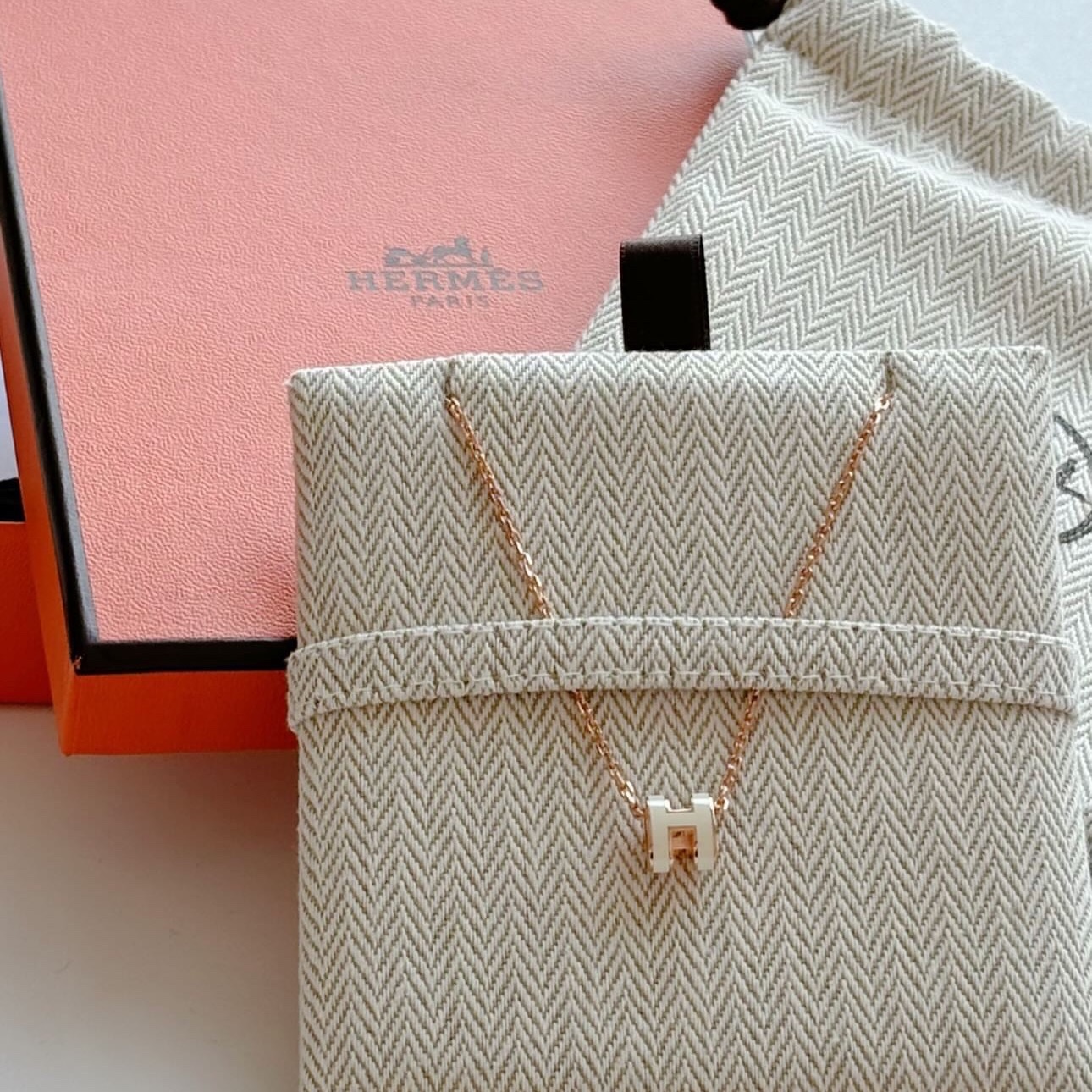 (W) Hermes Mini Pop H Pendant Rose Gold & Blanc 착용 스타일