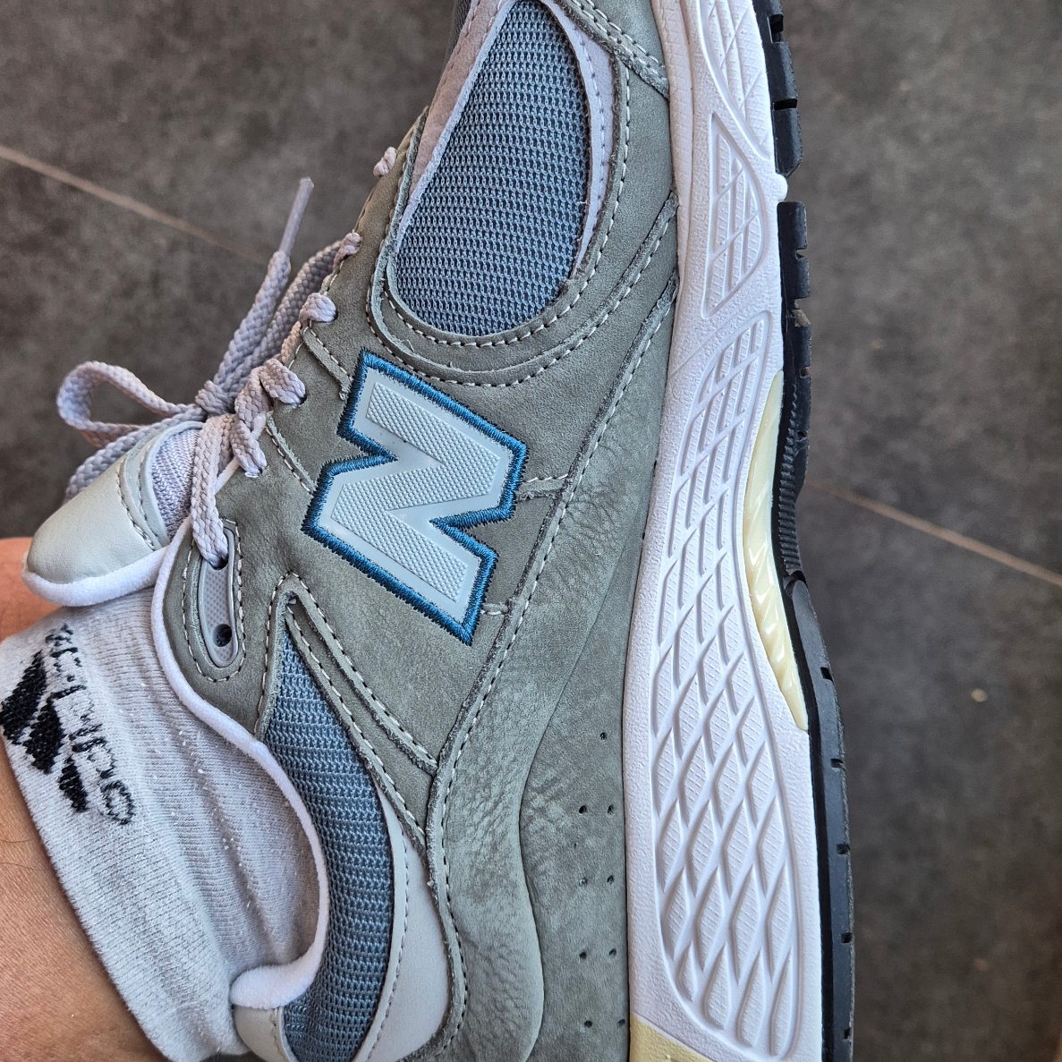 New Balance 2002R Cool Grey 착용 스타일