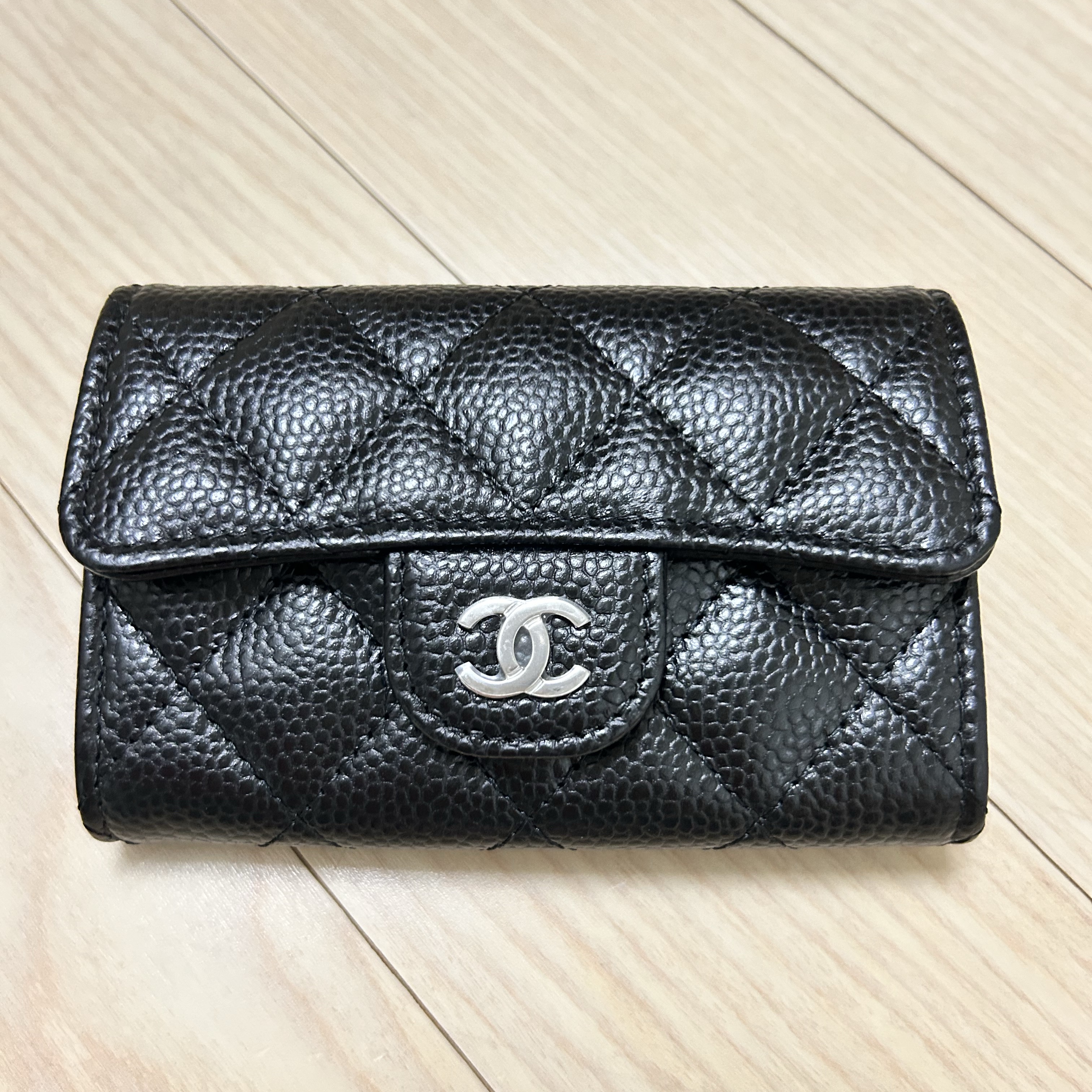 Chanel Classic Card Holder Grained Calfskin & Silver Black 착용 스타일 - 2