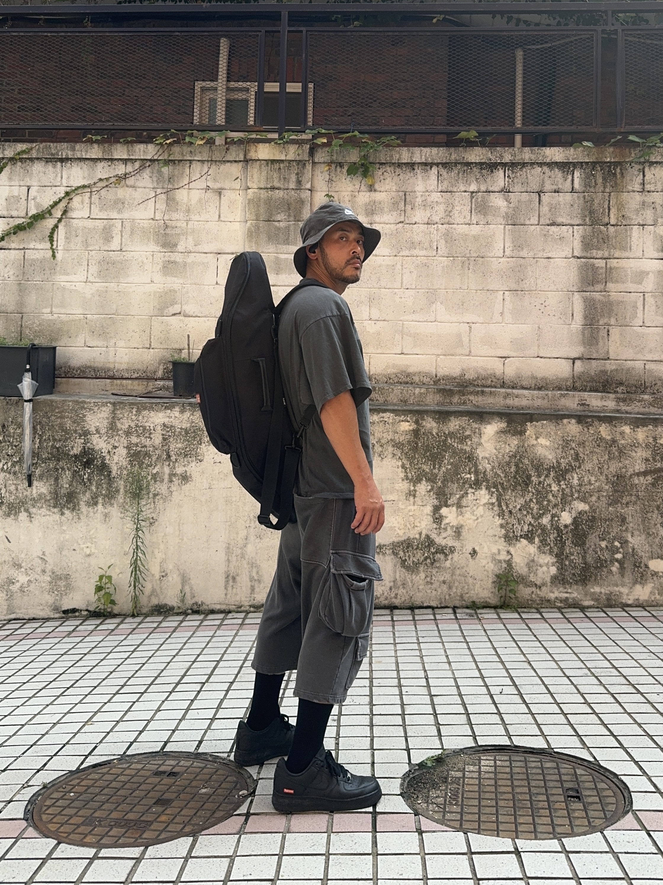 ¥$ Vultures Merch T-Shirt 1 Black - Korea Exclusive, Nike x Supreme Air Force 1 Low Black 착용 스타일 - 1