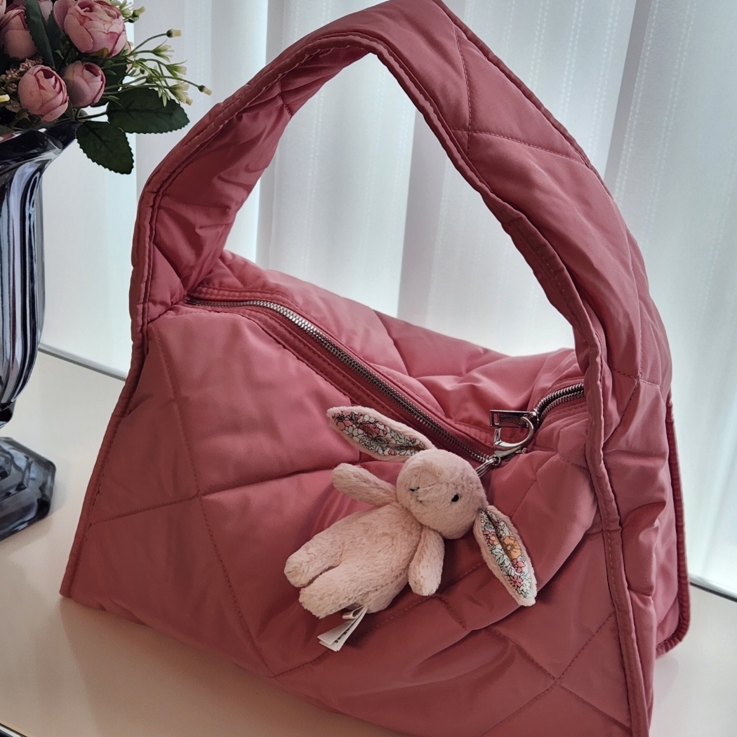 COS Diamond Quilted Shoulder Bag Mist Powder, Jellycat Bashful Bunny Bag Charm Ink 착용 스타일 - 3