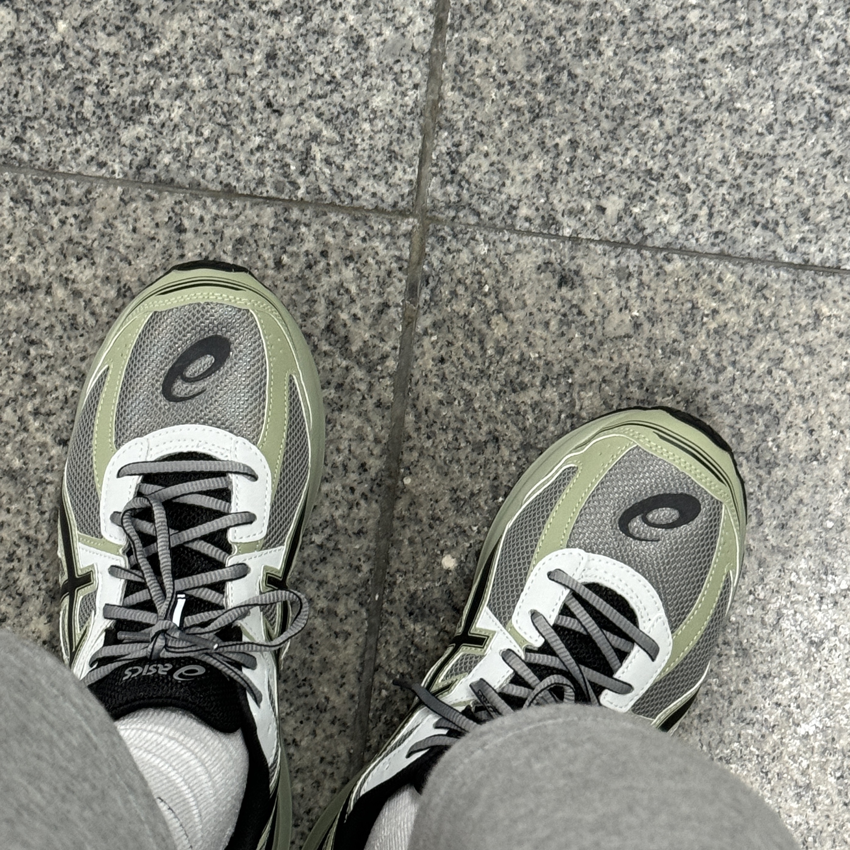 Asics Jog 100 S Sheet Rock - 2E Wide 착용 스타일